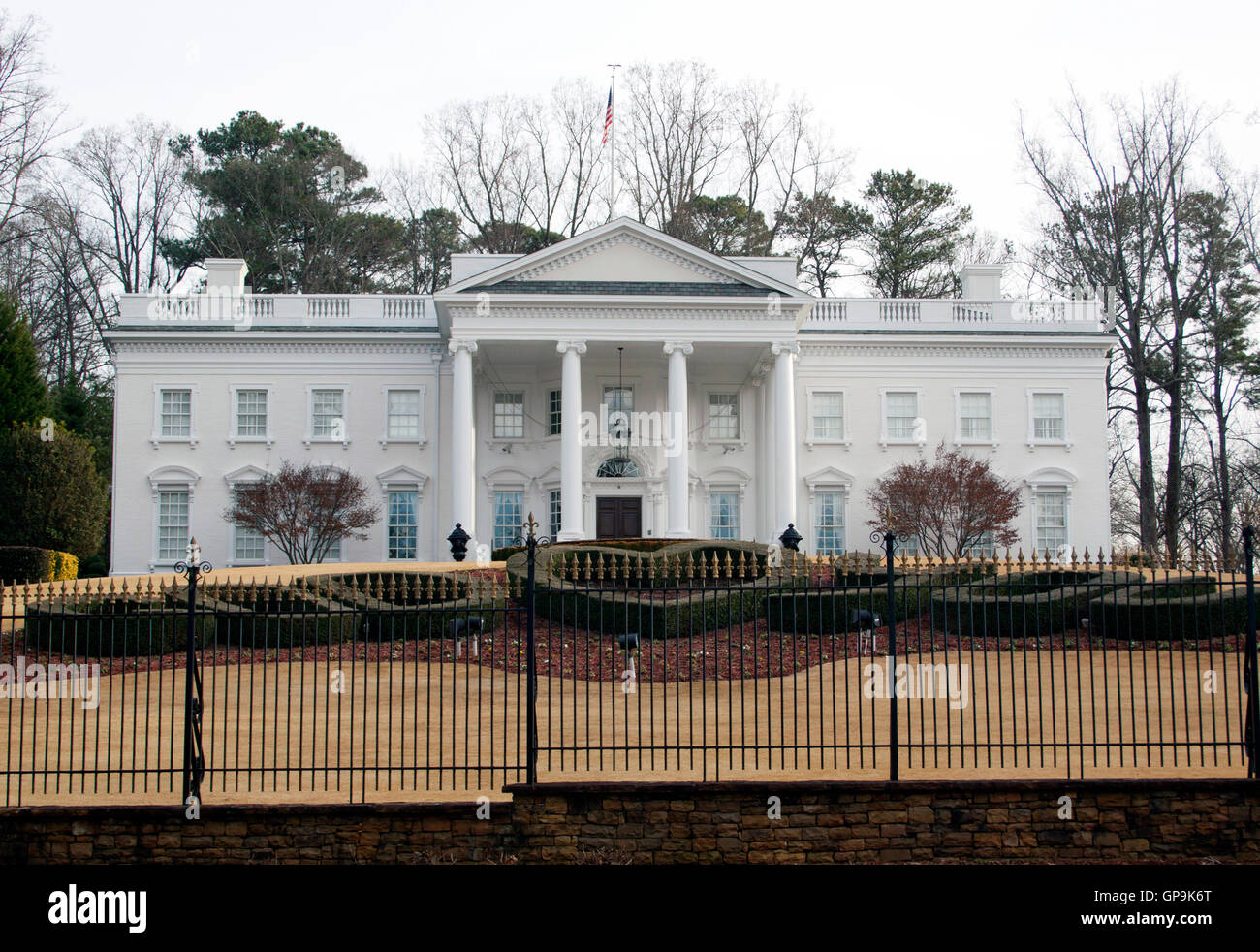 Ein markanter Nachbau des Weißen Hauses in Atlanta, Georgia, spiegelt das Wahrzeichen der Hauptstadt des Landes mit südländischem Flair und skurrilem architektonischem Charme wider. Stockfoto