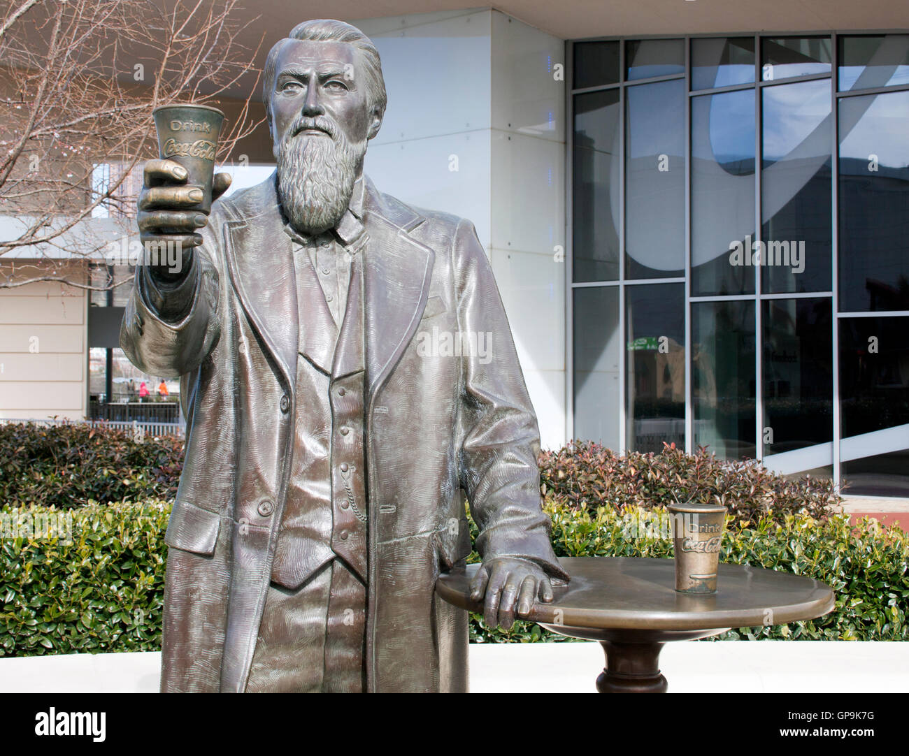 Tauchen Sie ein in die Geschichte von Coca-Cola, von seiner geheimen Formel bis hin zu Vintage-Anzeigen und Getränken aus aller Welt in diesem Museum in Atlanta. Stockfoto