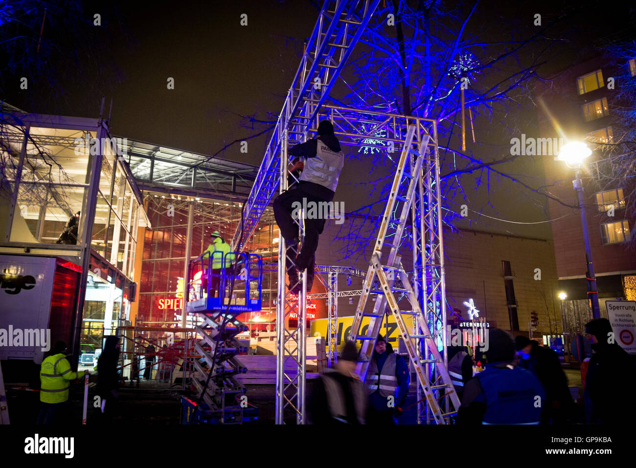 Ein Mann Klettern Beleuchtung Takelage auf einer Pre-Berlinale-Baustelle vor dem Potsdamer Platz Theater in Berlin, Deutschland. Stockfoto