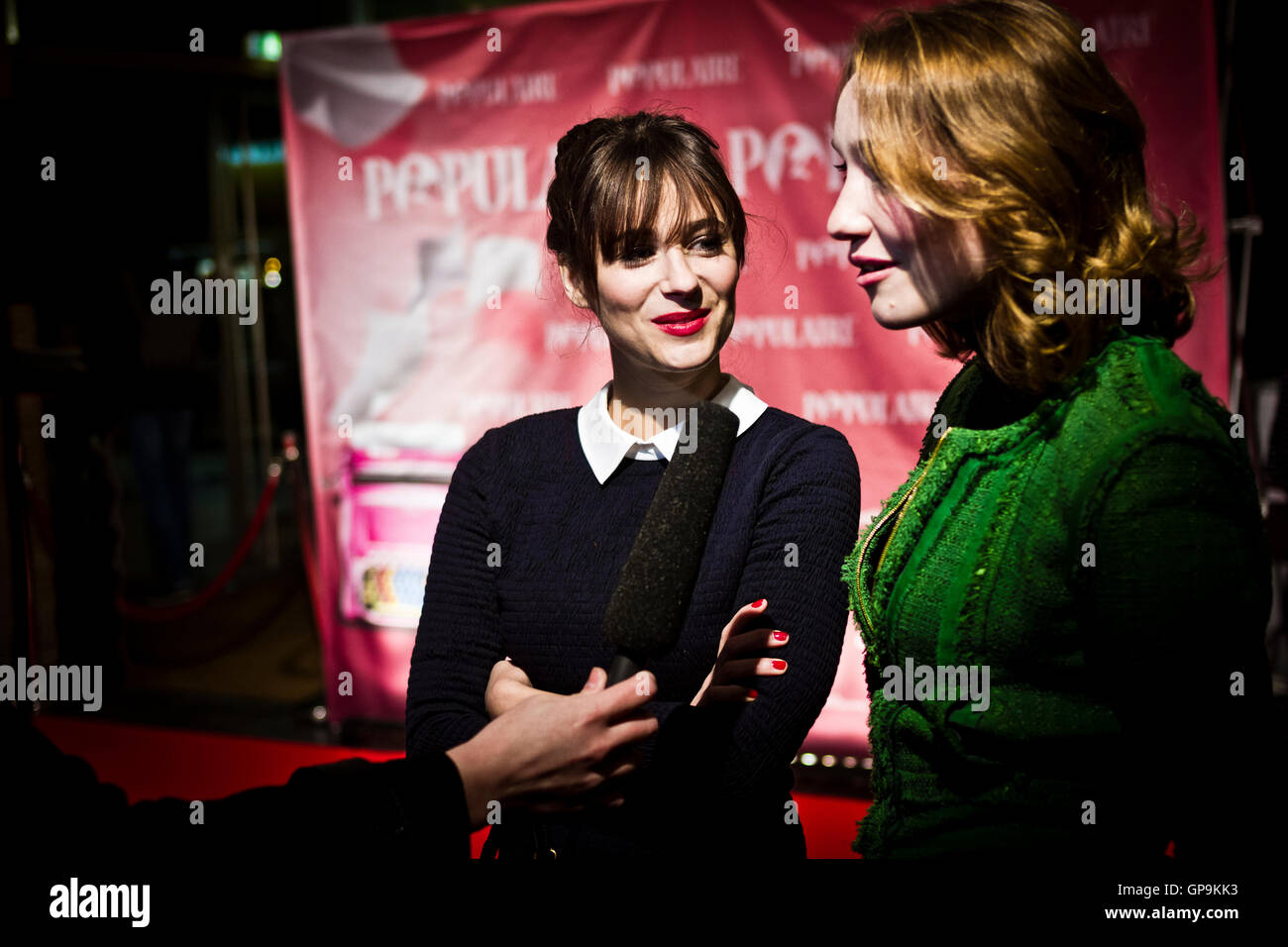 Schauspielerinnen Deborah Francois und Melanie Bernier, während französische Filmwoche im Kino International in Berlin befragt Stockfoto