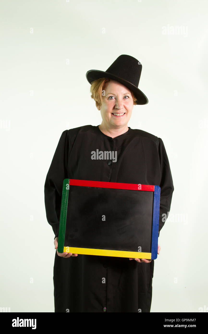 Reife Frau in schwarzen Pilger Robe und Hut hält Tafel gekleidet. Stockfoto
