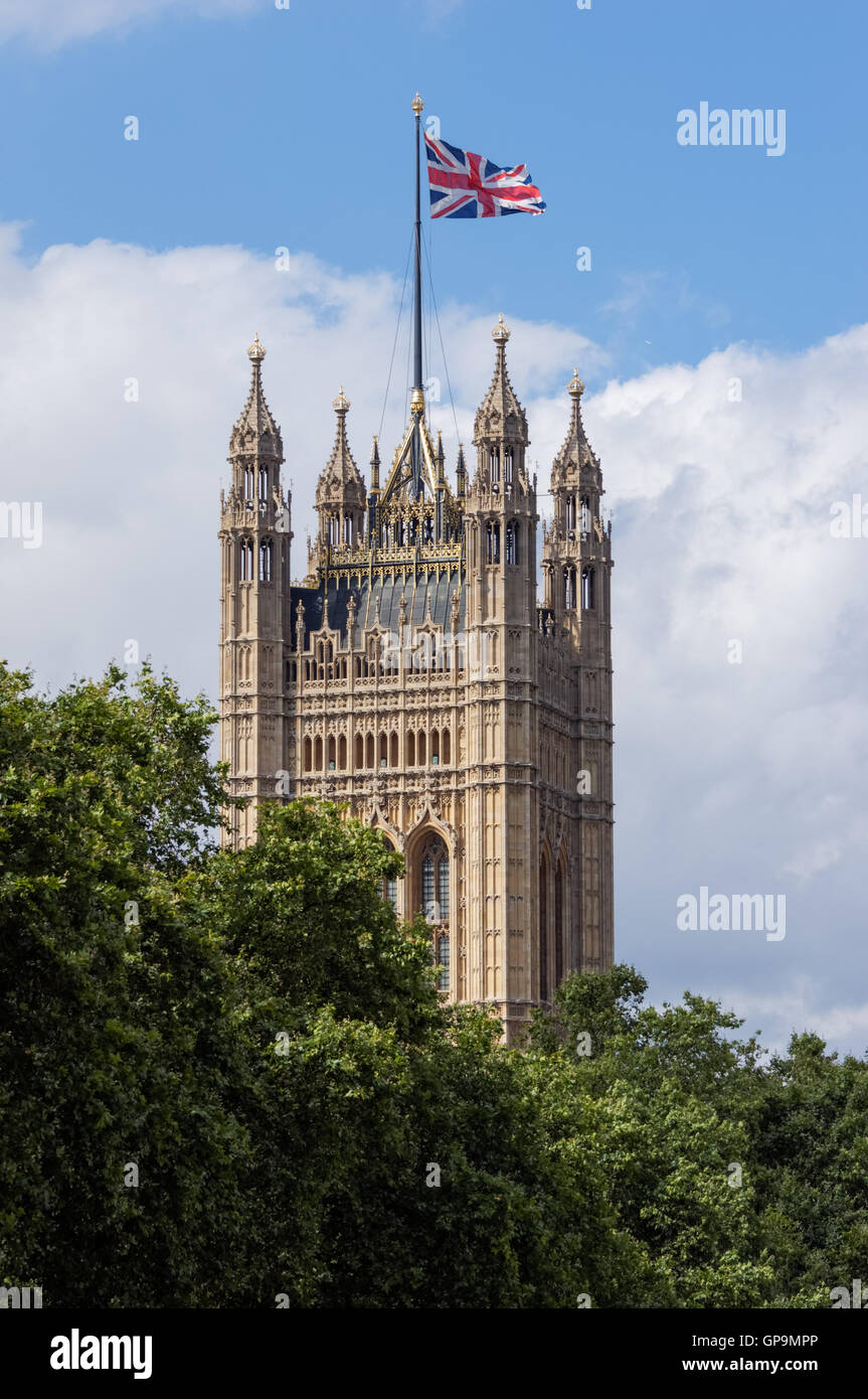 Eine Gewerkschaftsflagge auf dem Victoria Tower, Teil des Palastes von Westminster in London, England Großbritannien Stockfoto