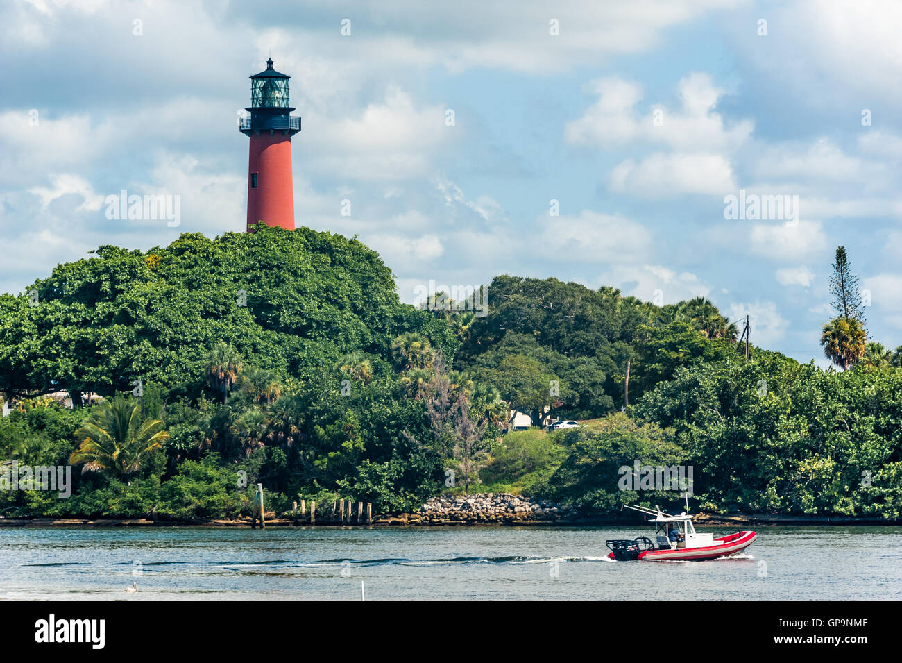 Das historische Wahrzeichen der roten Jupiter-Leuchtturm auf Palm Beach County Jupiter Inlet in Jupiter, Florida. (USA) Stockfoto