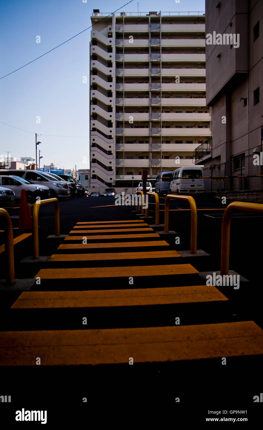 Gelbe und weiße Linien in Tokio, Japan. Stockfoto