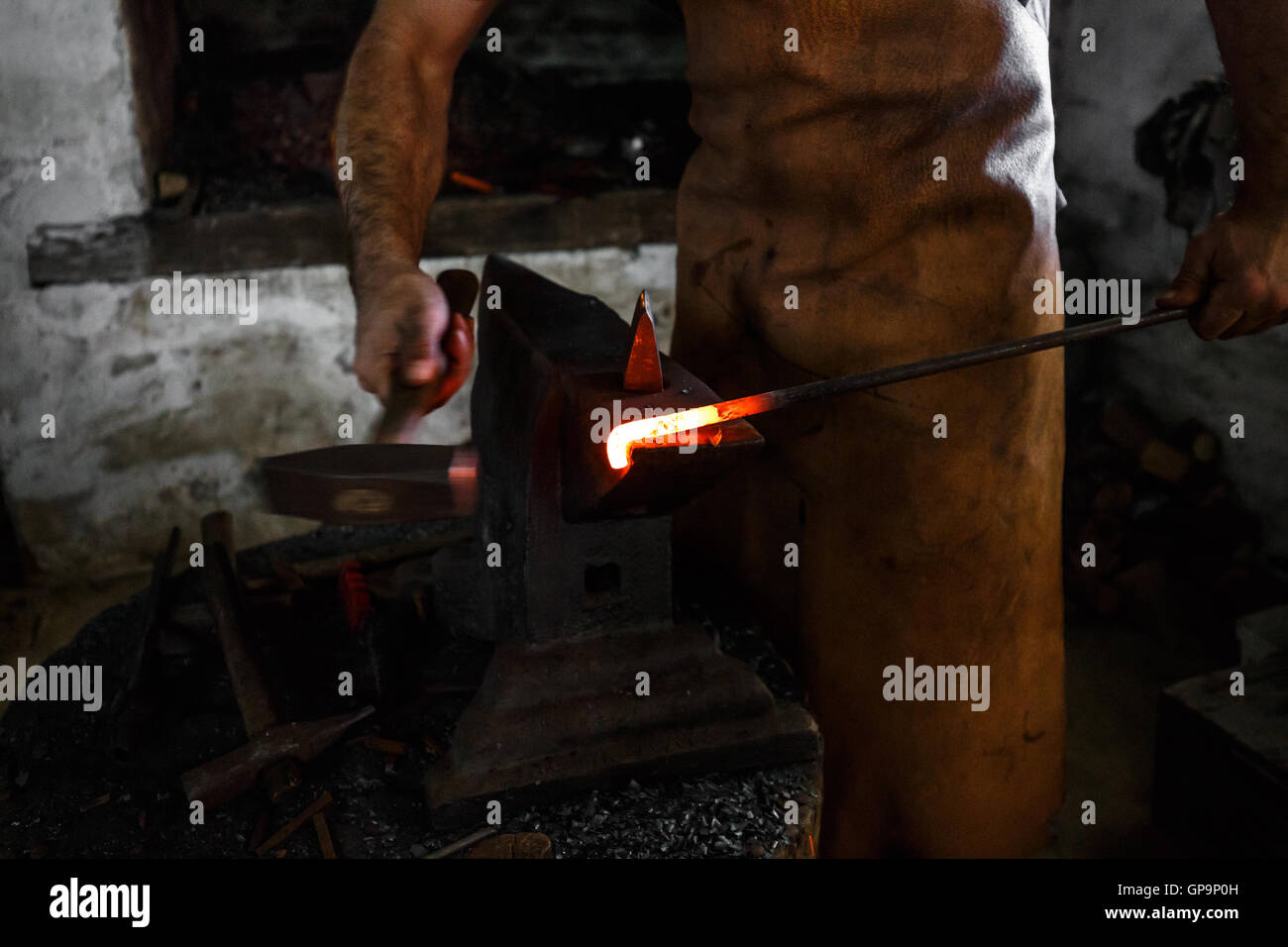 Die Schmiede das Roheisen auf dem Amboss in Schmiede Stockfoto