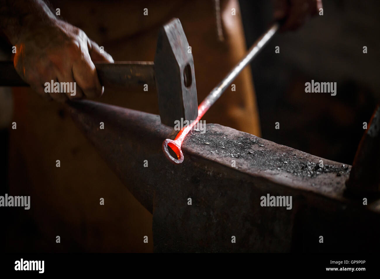 Die Schmiede das Roheisen auf dem Amboss in Schmiede Stockfoto