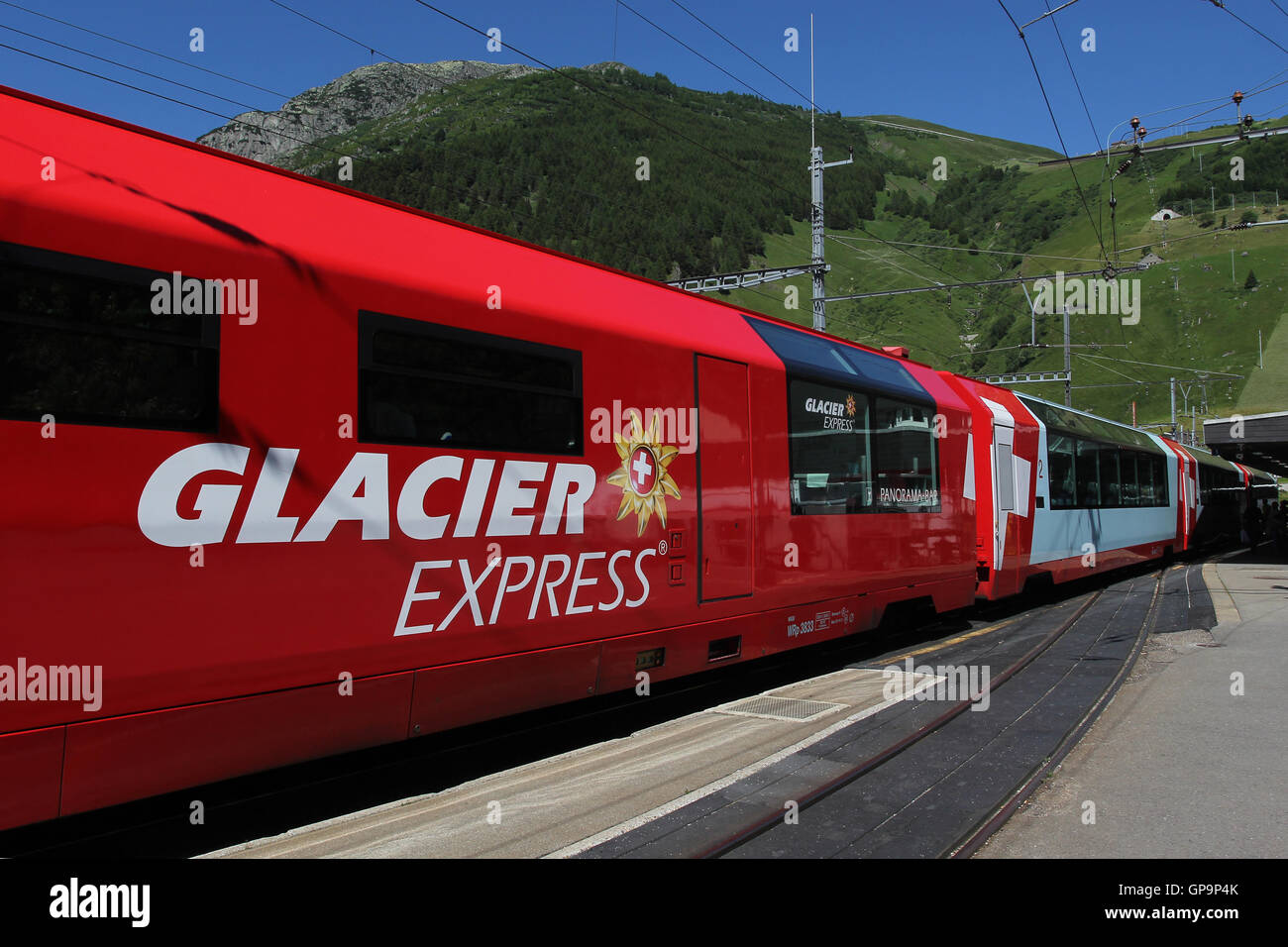 Glacier Express im Bahnhof, Schweiz Stockfoto