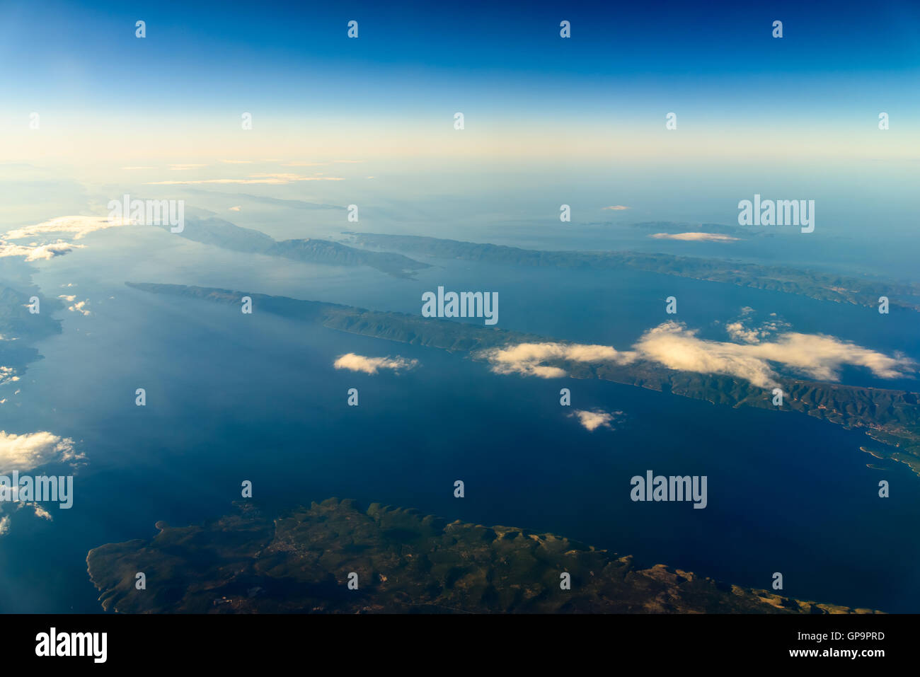 Erde-Inseln und Mittelmeer in 10.000m Höhe über dem Boden Stockfoto