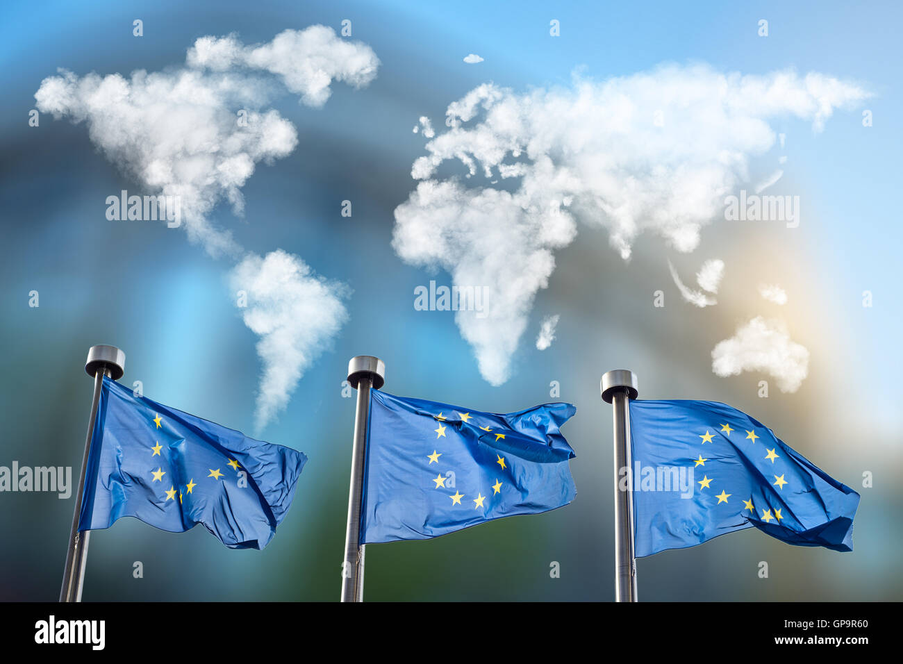 Flaggen der Europäischen Union mit Wolken Karte Stockfoto