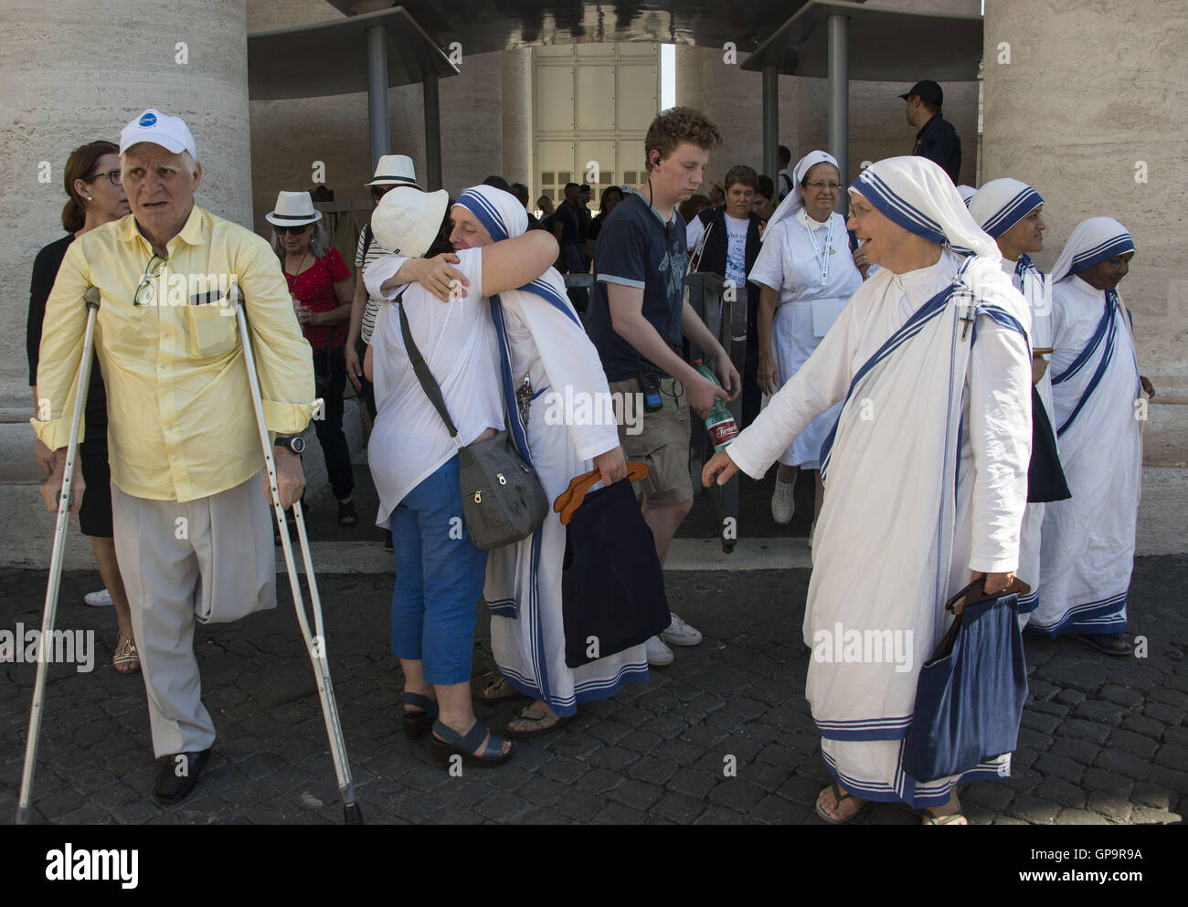 Mutter Teresa Schwestern werden Heiligsprechung in Rom zu besuchen und von freiwilligen Helfern und Gönnern Stockfoto