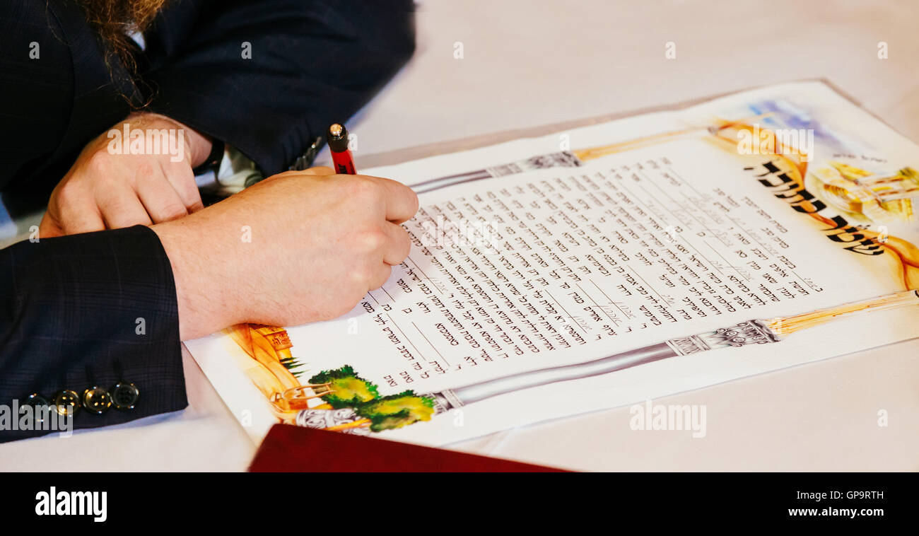 Traditionelle jüdische Hochzeit, Unterzeichnung Ehevertrag Ketubah. Jüdische Ehevertrag. Stockfoto