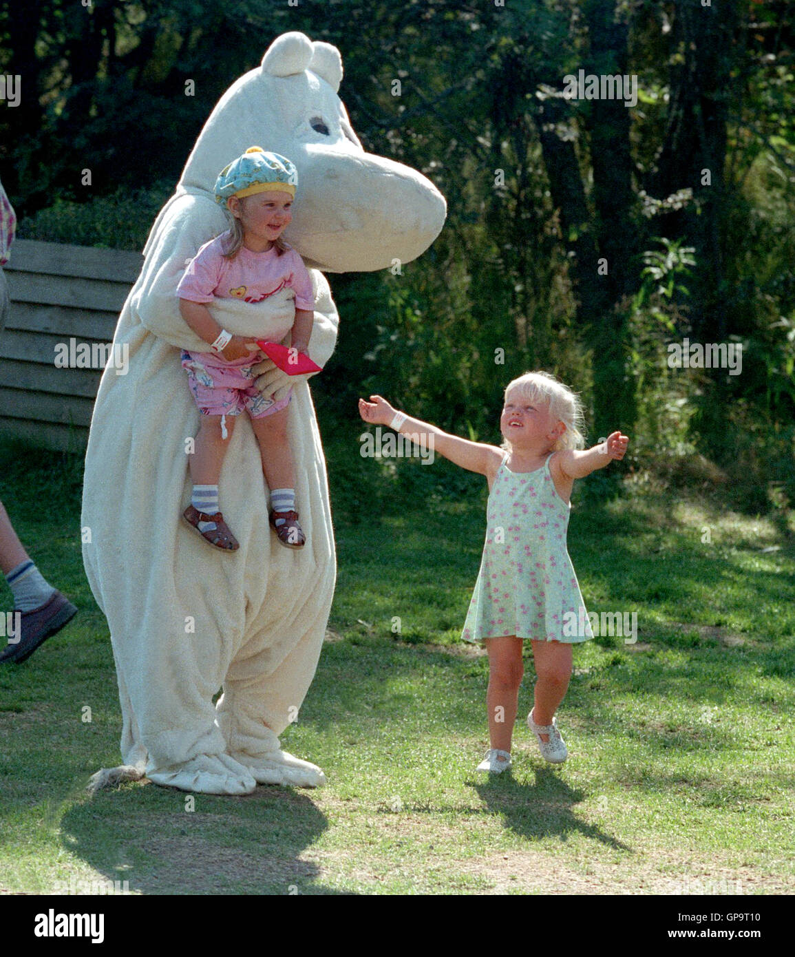 Moomin mit Kindern amüsiert von Figuren aus Märchen Stockfoto