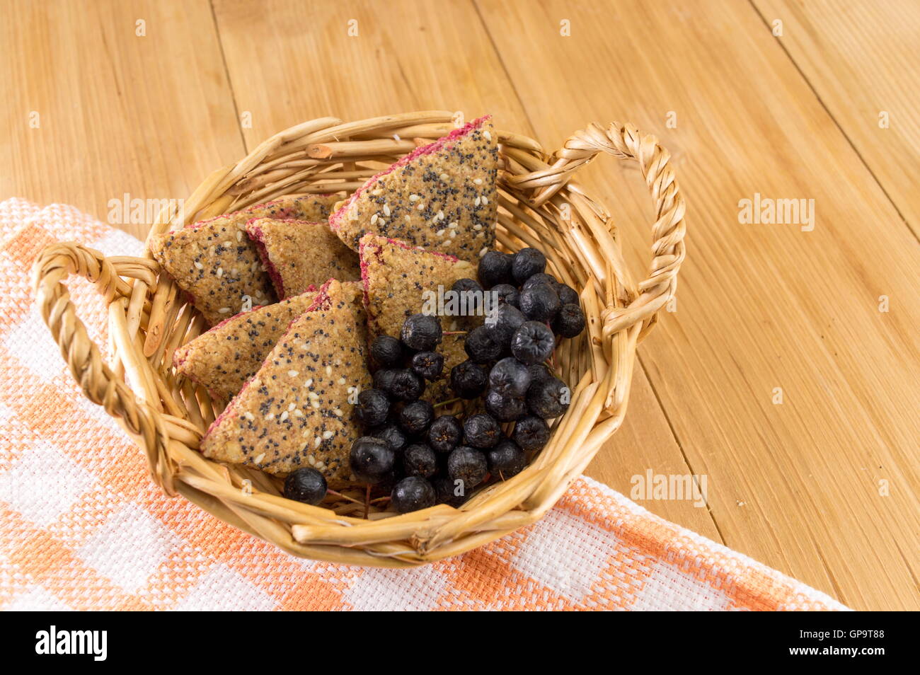 Süße integraler Cookies mit Aronia Früchte auf einem Tisch Stockfoto