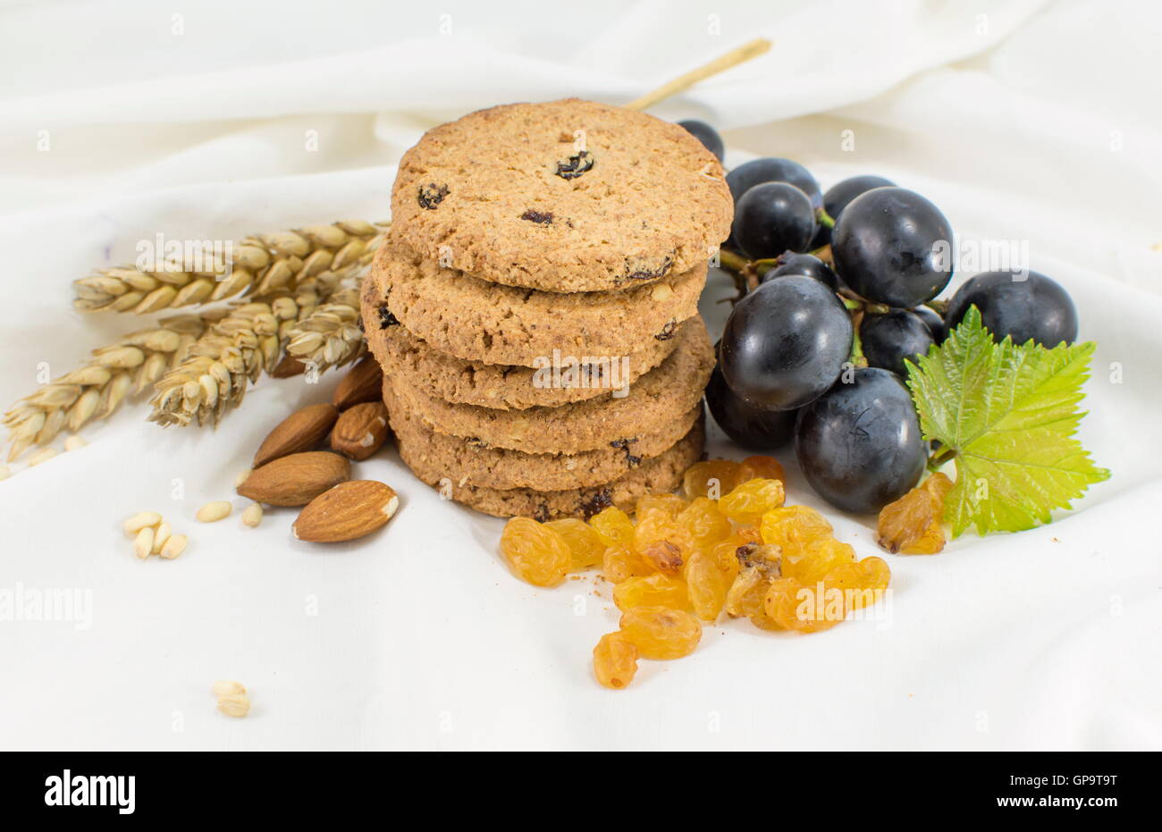 Integrale Cookies mit Trauben und Mandeln auf weiß Stockfoto