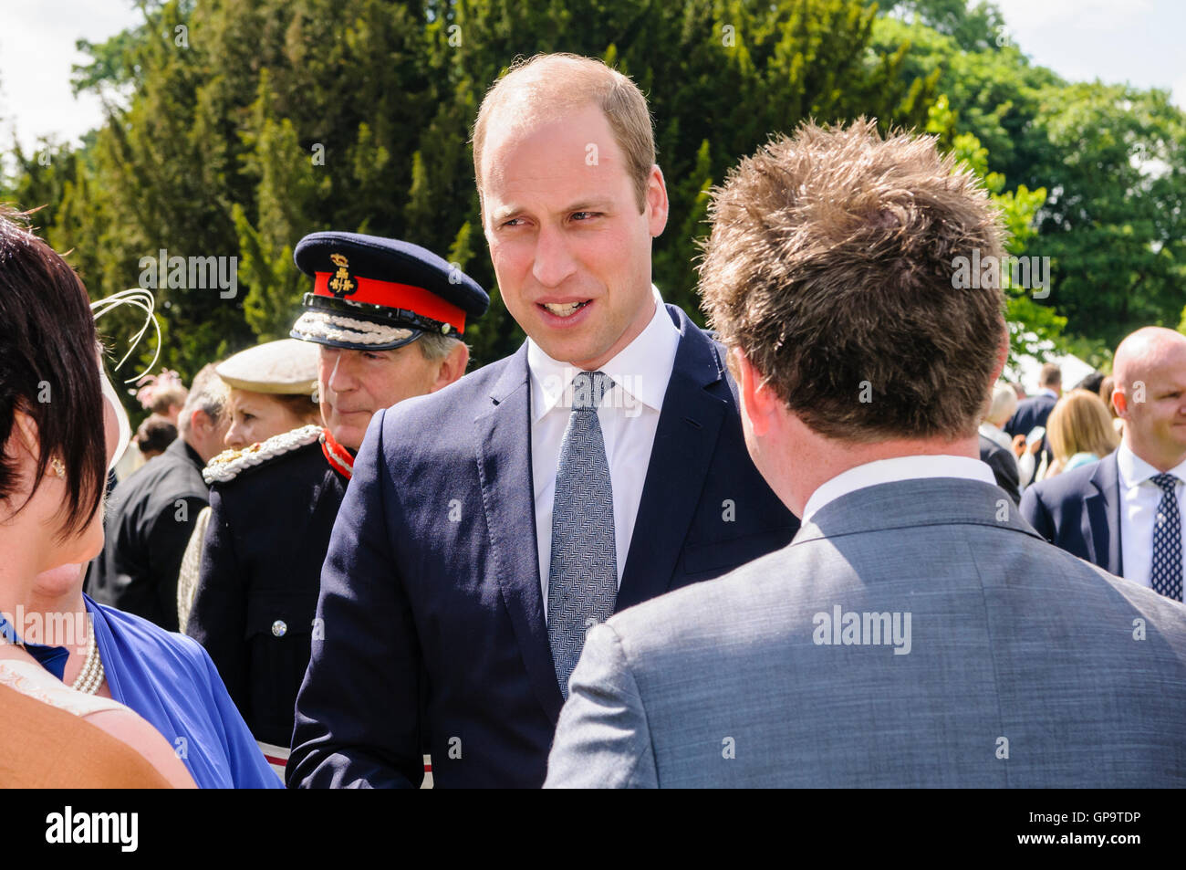 HILLSBOROUGH, NORDIRLAND. 14. Juni 2016: Prinz Williiam, The Duke Cambridge chats für Gäste der Secretary Of State Ann Stockfoto