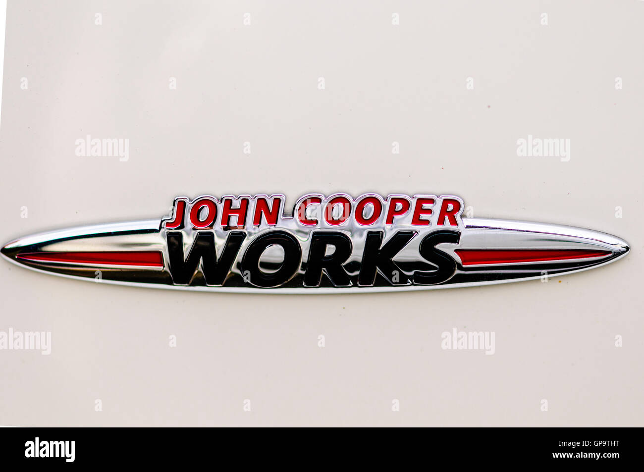 Mini John Cooper Works-Abzeichen auf einem weißen Pfeffer-Auto Stockfoto