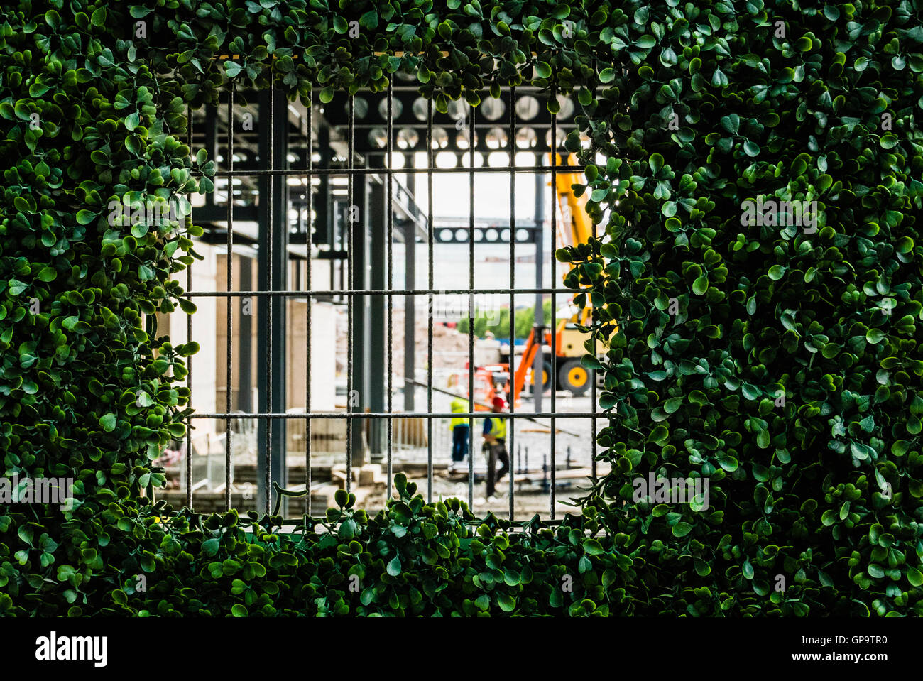 Ein Sichtfenster auf Horten auf einer Baustelle mit Kunststoff Vegetation, sein Aussehen zu verbessern behandelt worden Stockfoto