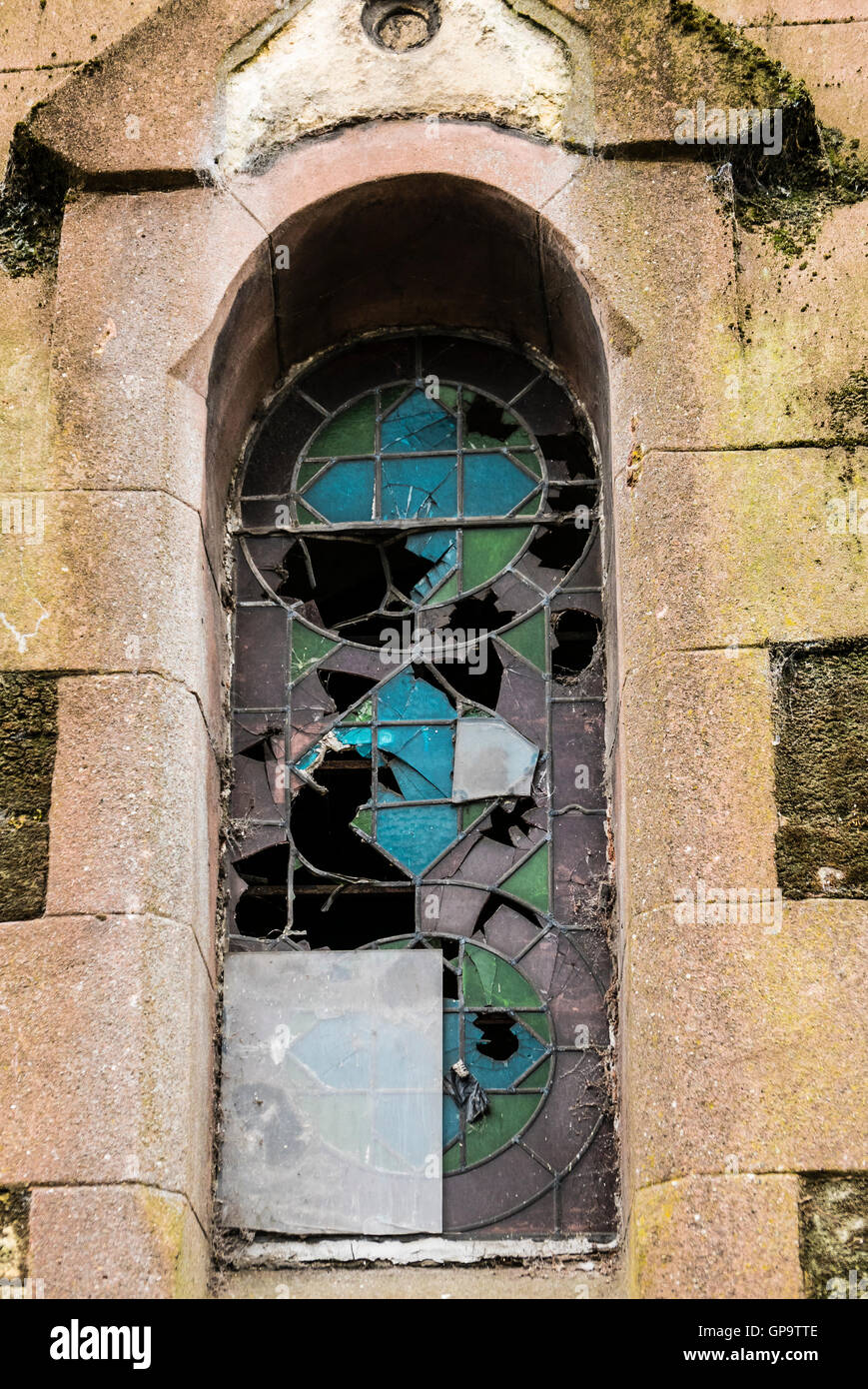 Gebrochene Glasfenster in einer verlassenen Kirche Stockfoto