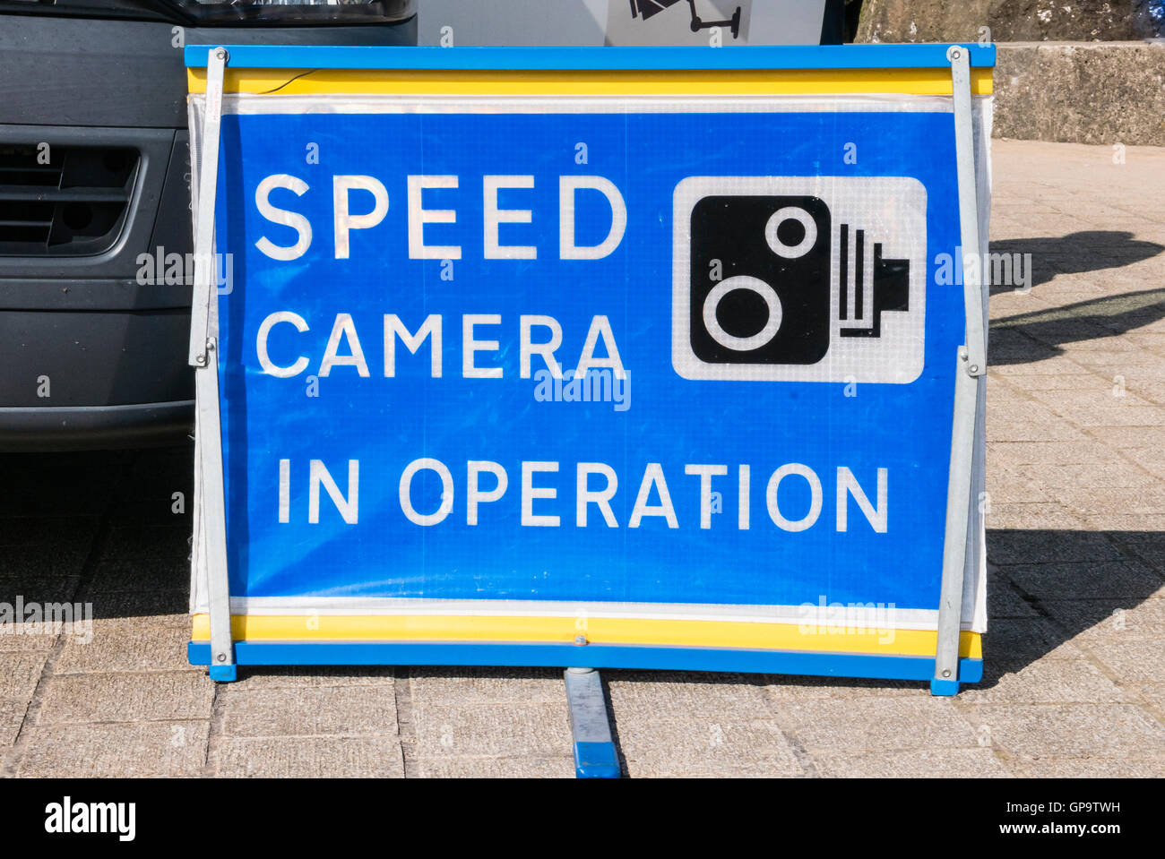 Schild Warnung vor einer Geschwindigkeit Kamera Detektor van. Stockfoto