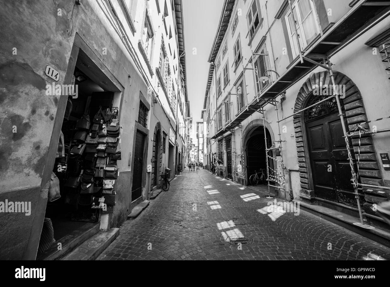 Schwarz / weiß Foto einer Straße in der Stadt Lucca. Stockfoto