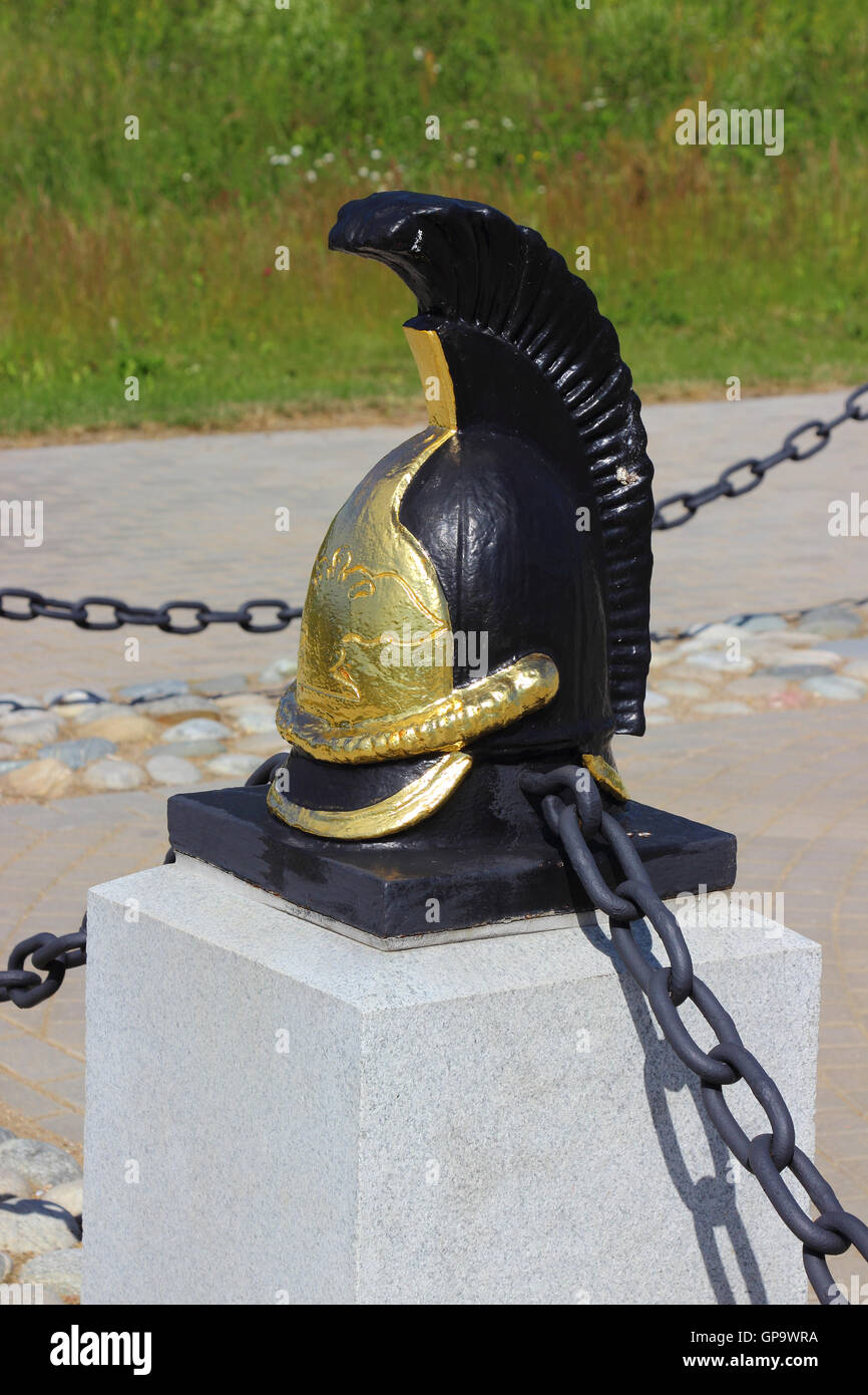 Kürassier Helm auf einem Sockel in Borodino, Russland Stockfoto