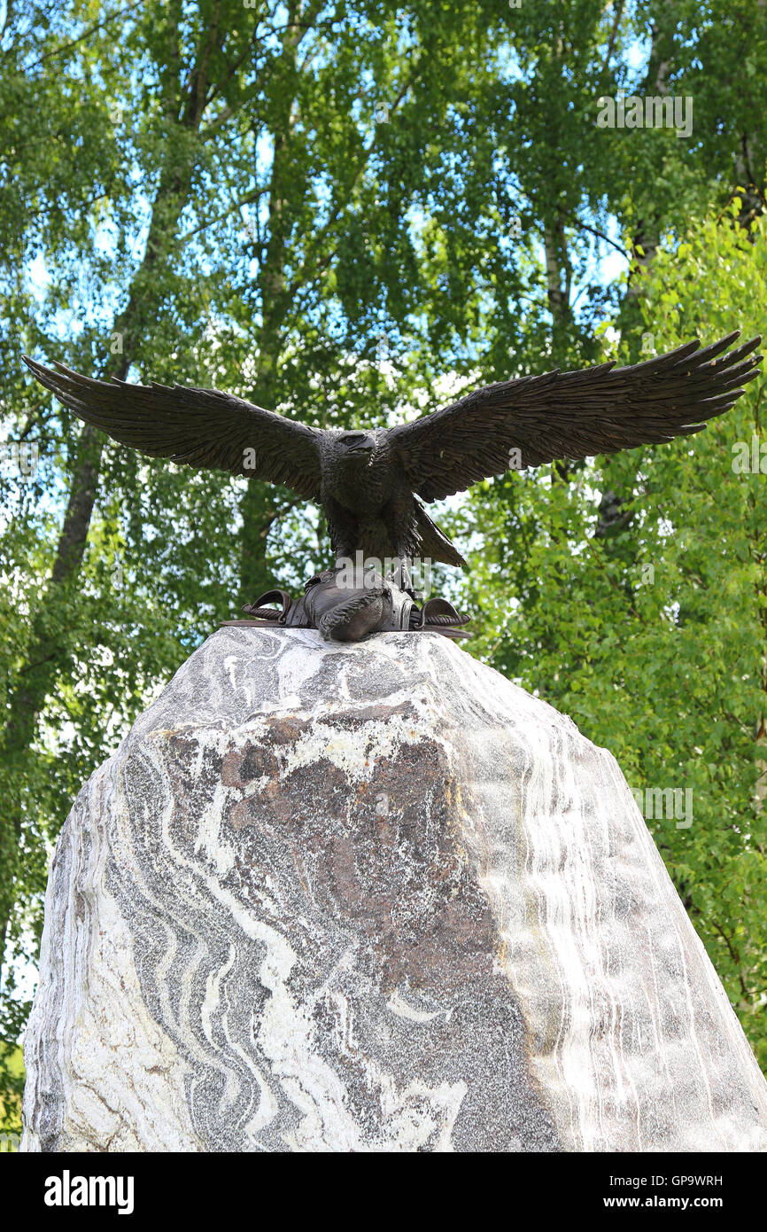 Ein Bronze Adler ausziehen ein Steindenkmal mit Kürass eines toten Soldaten. Russland, Borodino. Stockfoto