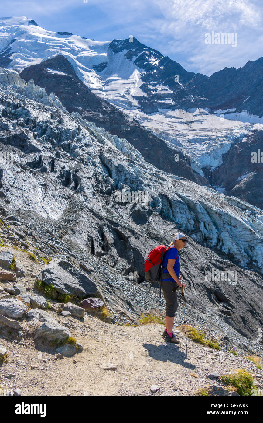 Weibliche Walker Miex Gletscher nähert. Mont-Blanc, Chamonix Stockfoto