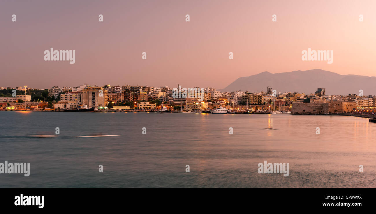 Hafen und die alte Stadt von Heraklion, Kreta, Griechenland Stockfoto