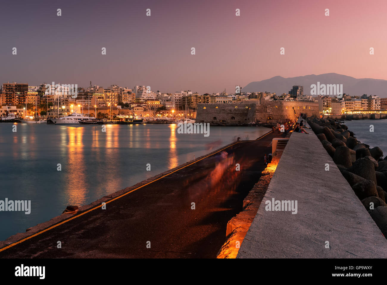 Hafen und die alte Stadt von Heraklion, Kreta, Griechenland Stockfoto