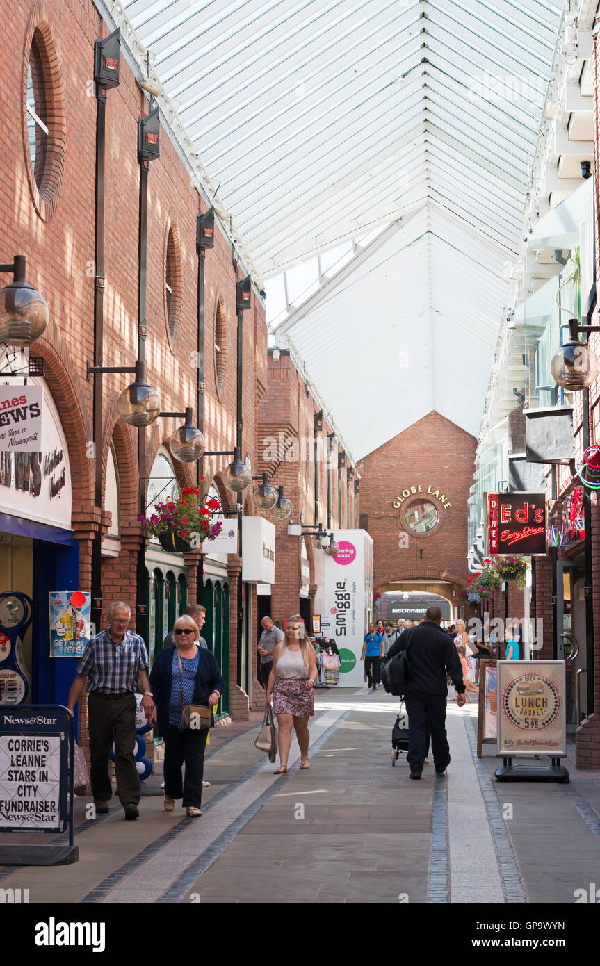 Menschen zu Fuß auf Globus Spur, Teil von The Lanes Einkaufszentrum oder Arcade, Carlisle, Cumbria, England, UK Stockfoto