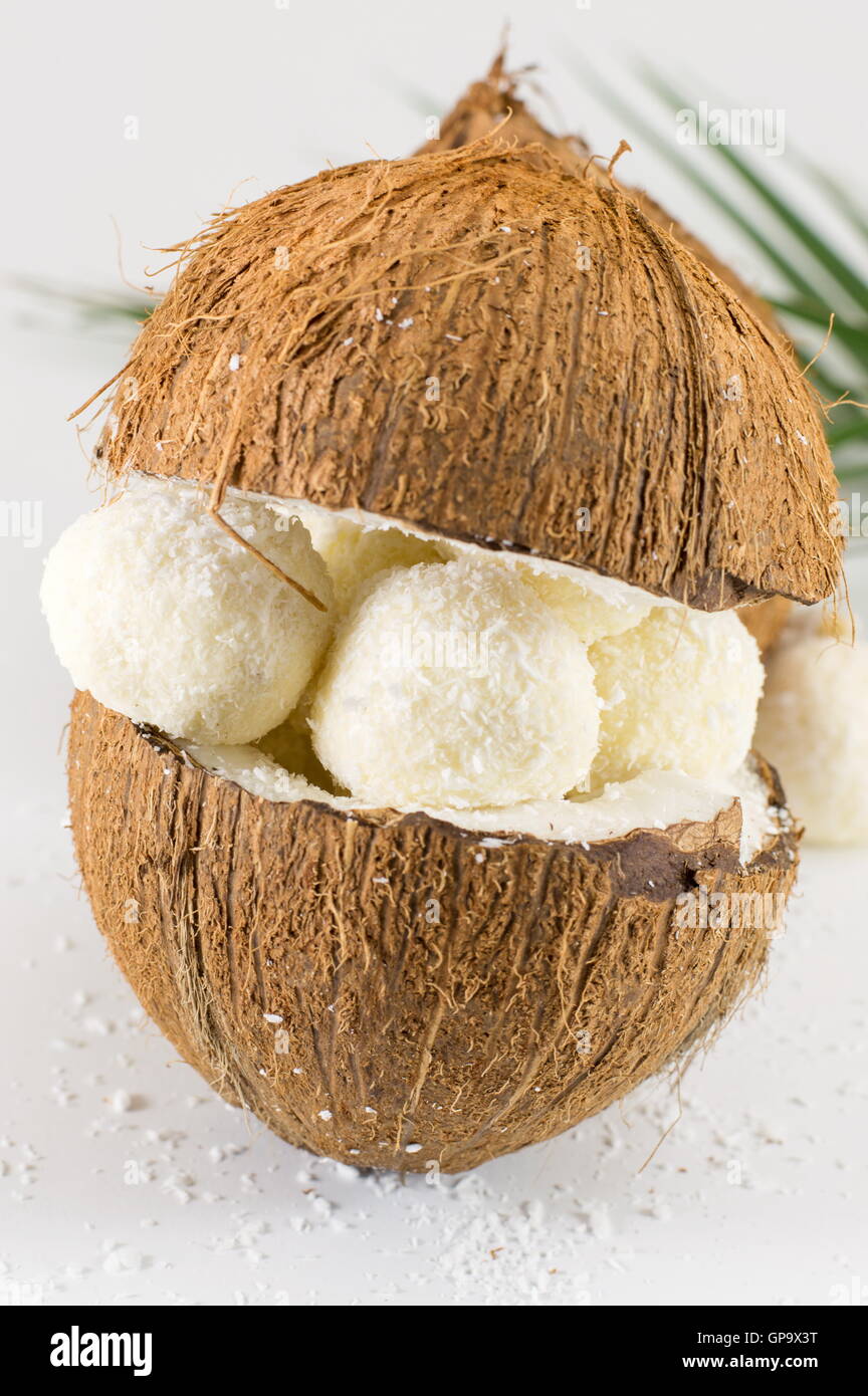Kokosnuss-Cookies in einer frischen Frucht gemacht Schüssel Stockfoto