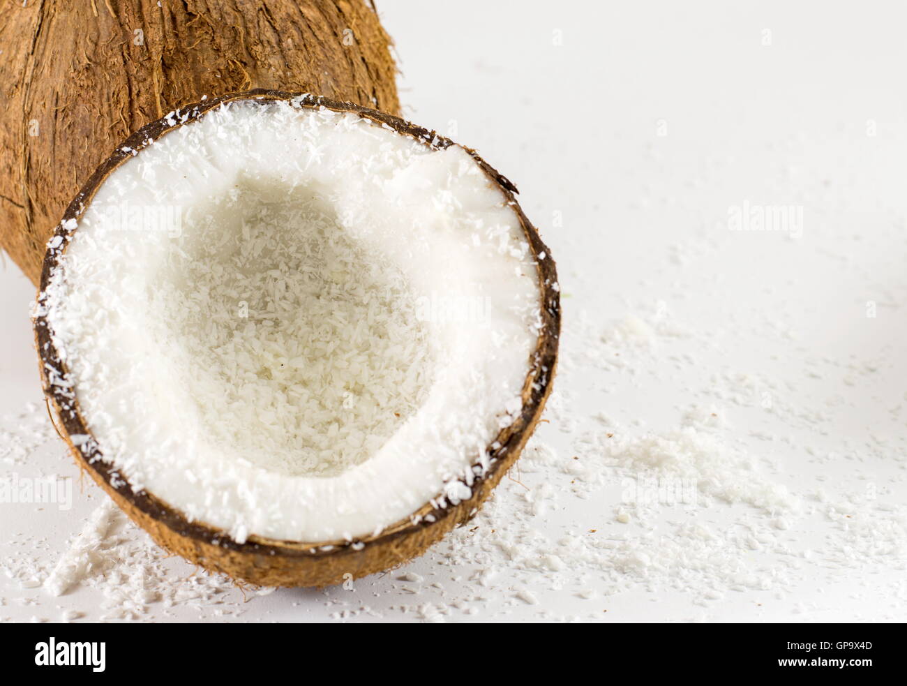 Halbierte frische Kokosnuss und Pulver auf dem Tisch Stockfoto