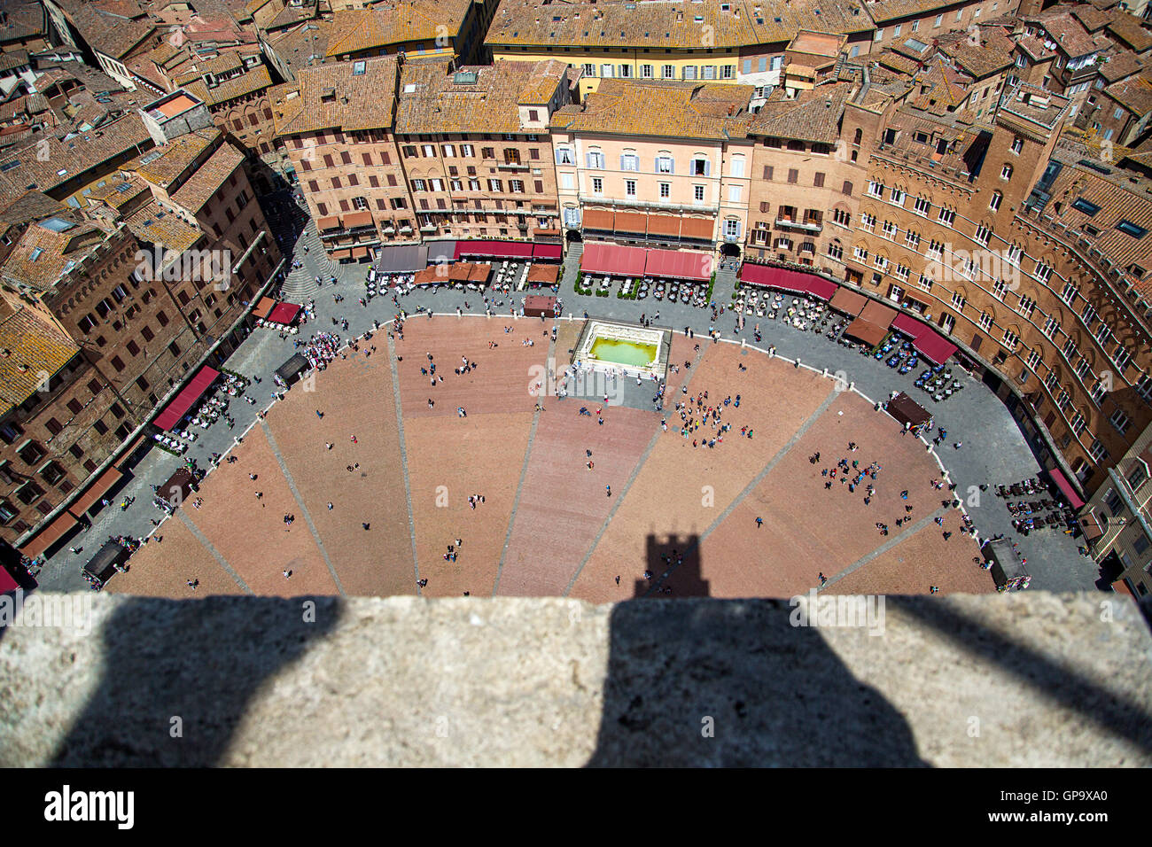 Nicht identifizierte Personen am Piazza del Campo in Siena, Italien Stockfoto