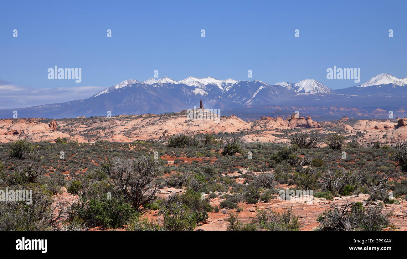Arches-Nationalpark, Utah in den USA mit dem Schnee bedeckt Rocky Mountains hinter Stockfoto