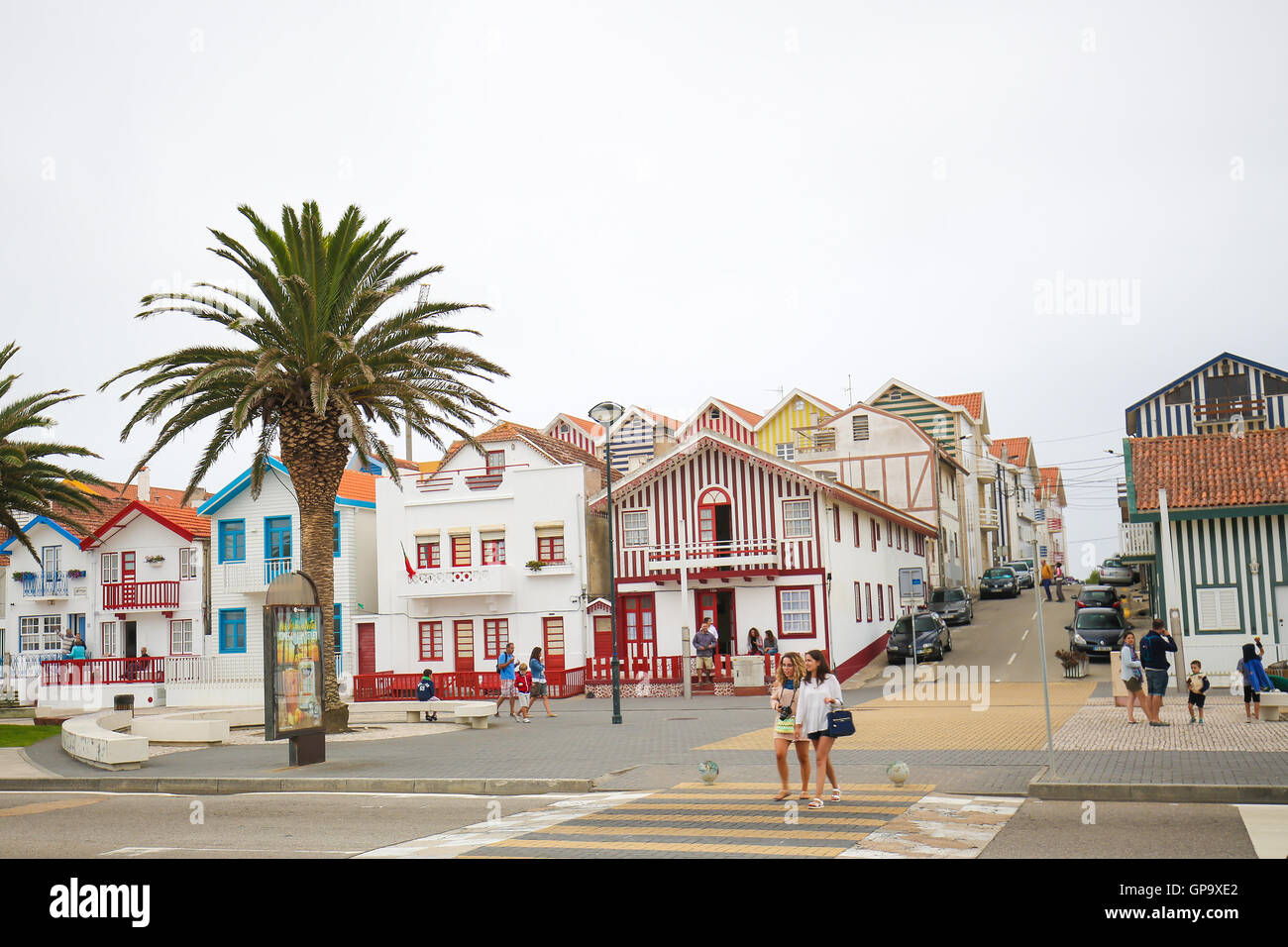 COSTA NOVA, PORTUGAL - 30. Juli 2016: Traditionelle Strandhäuser in Costa Nova, einem berühmten Strand in der Nähe von Aveiro, Centro, Portugal Stockfoto