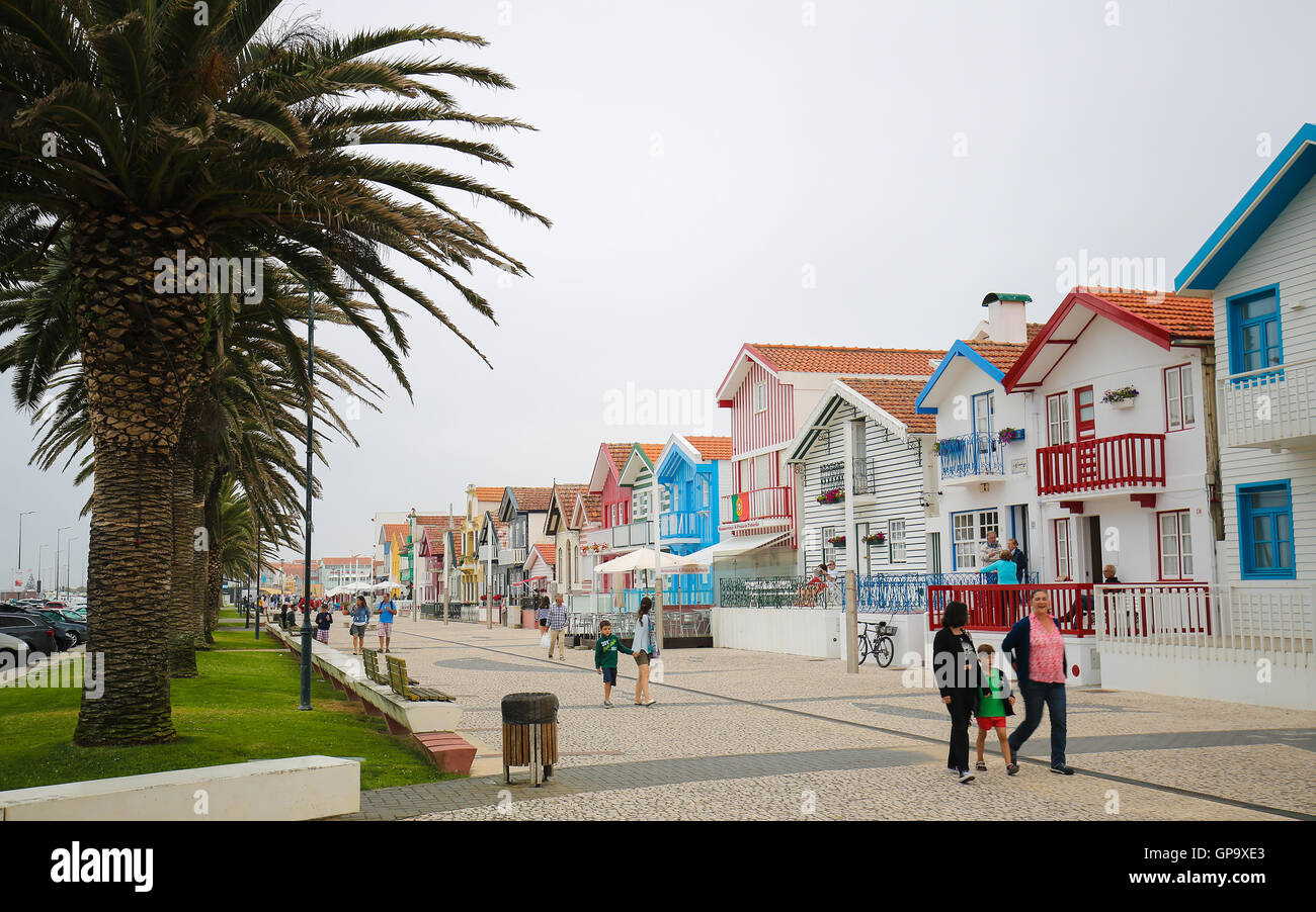 COSTA NOVA, PORTUGAL - 30. Juli 2016: Traditionelle Strandhäuser in Costa Nova, einem berühmten Strand in der Nähe von Aveiro, Centro, Portugal Stockfoto