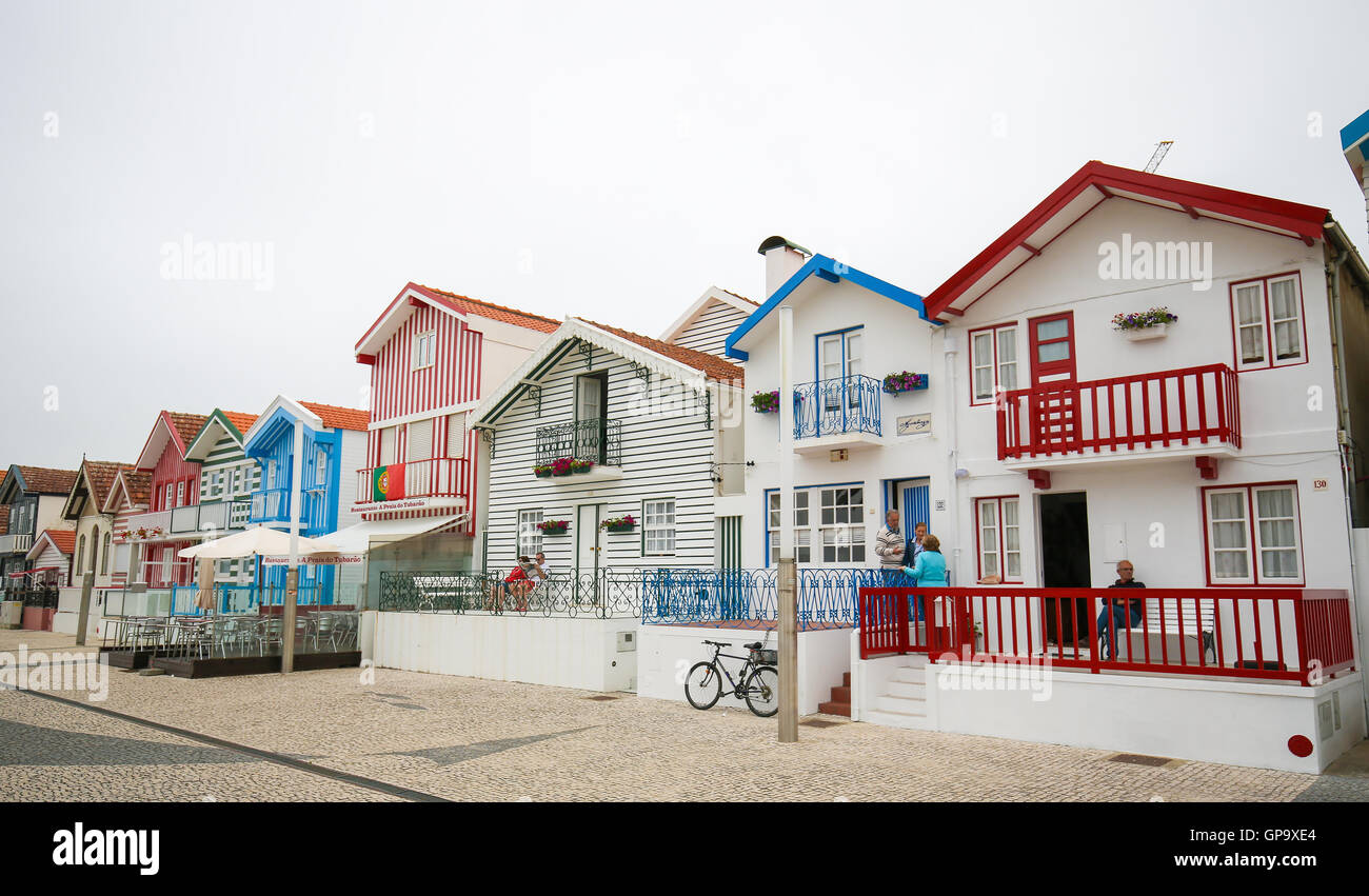 COSTA NOVA, PORTUGAL - 30. Juli 2016: Traditionelle Strandhäuser in Costa Nova, einem berühmten Strand in der Nähe von Aveiro, Centro, Portugal Stockfoto