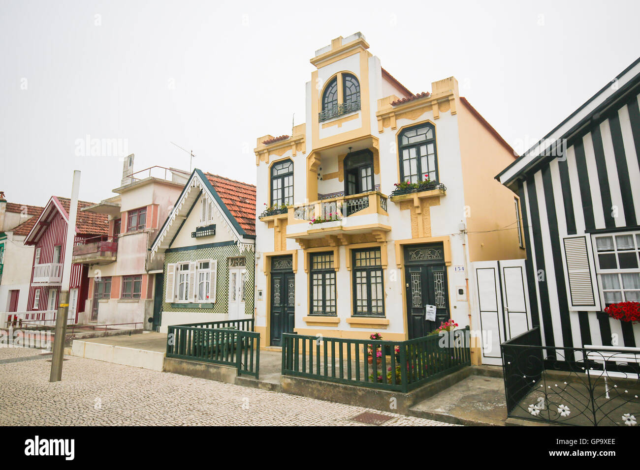 COSTA NOVA, PORTUGAL - 30. Juli 2016: Traditionelle Strandhäuser in Costa Nova, einem berühmten Strand in der Nähe von Aveiro, Centro, Portugal Stockfoto