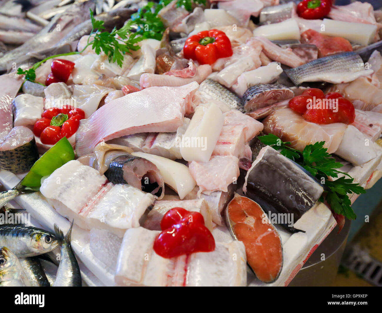 Auswahl an frischem Fisch auf dem Fischmarkt in Centro Costa Nova, Aveiro, Portugal Stockfoto