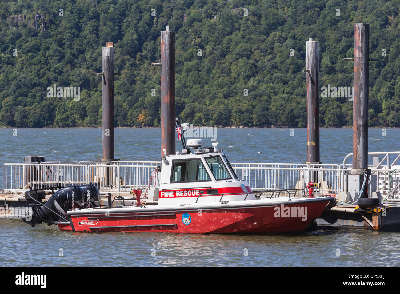 Ein Rettungsboot Yonkers Fire Department verankert auf dem Hudson River an der Uferpromenade von Yonkers, New York. Stockfoto