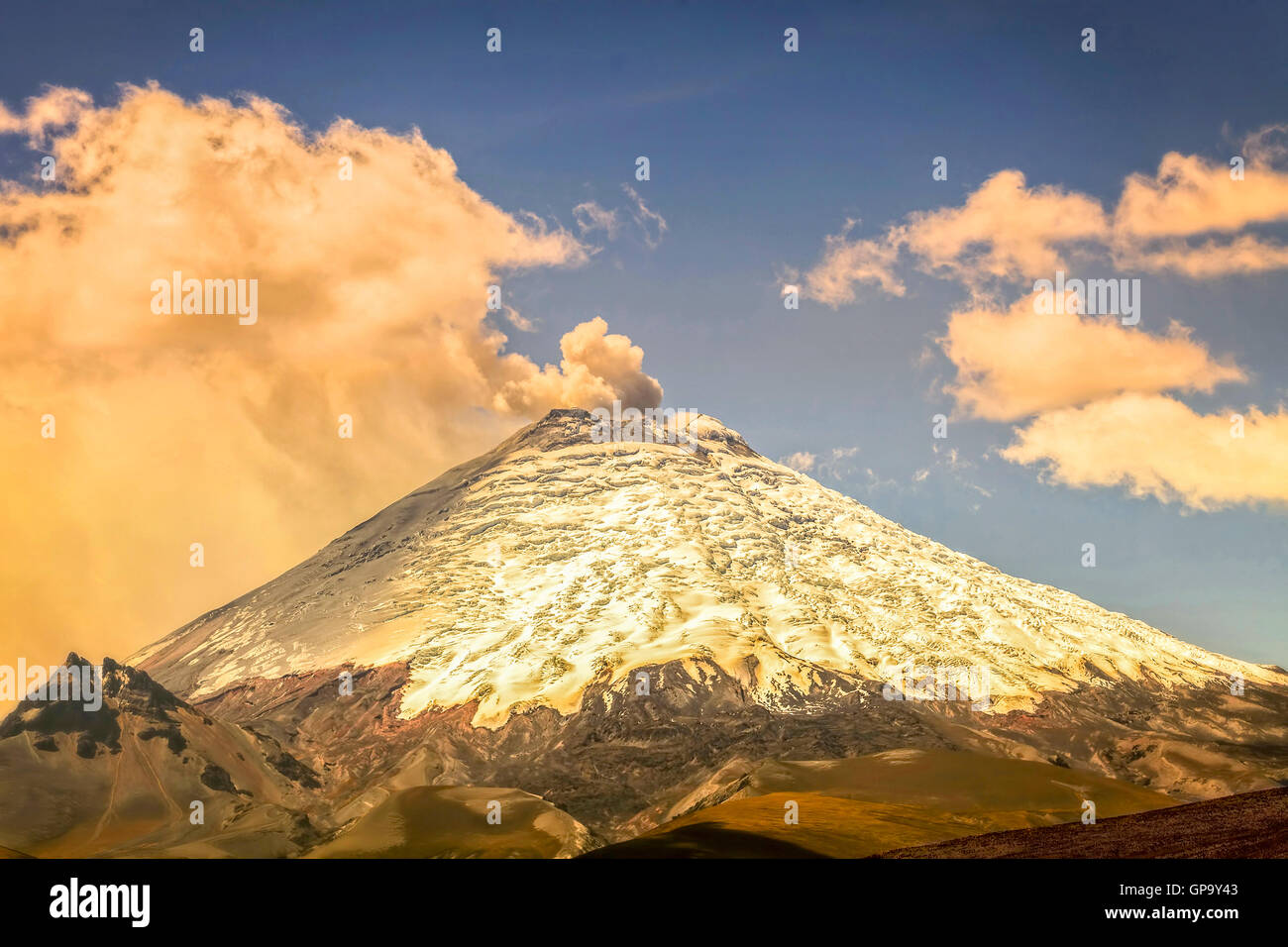 Ausbruch von Aschewolken aus Cotopaxi Vulkan in Ecuador, Südamerika Stockfoto