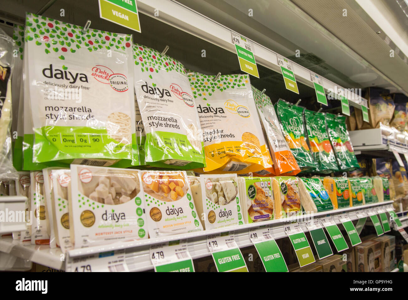 Eine Darstellung der Daiya Molkerei kostenlose Käse im Kühlschrank Fall im Supermarkt. Stockfoto