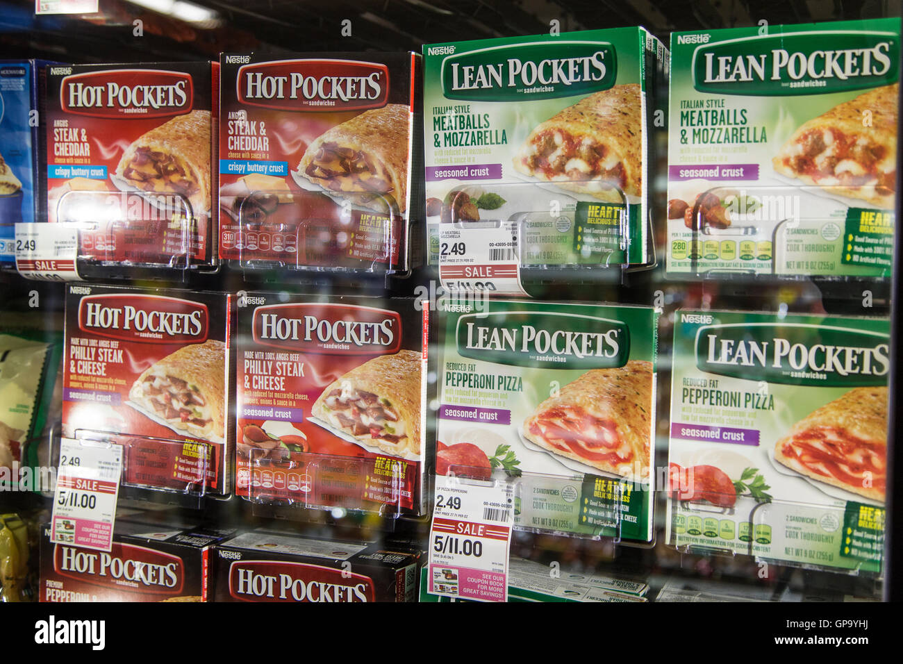 Boxen von Hot Pockets und Lean Pockets im Gefrierschrank Fall ein Lebensmittelgeschäft Stockfoto