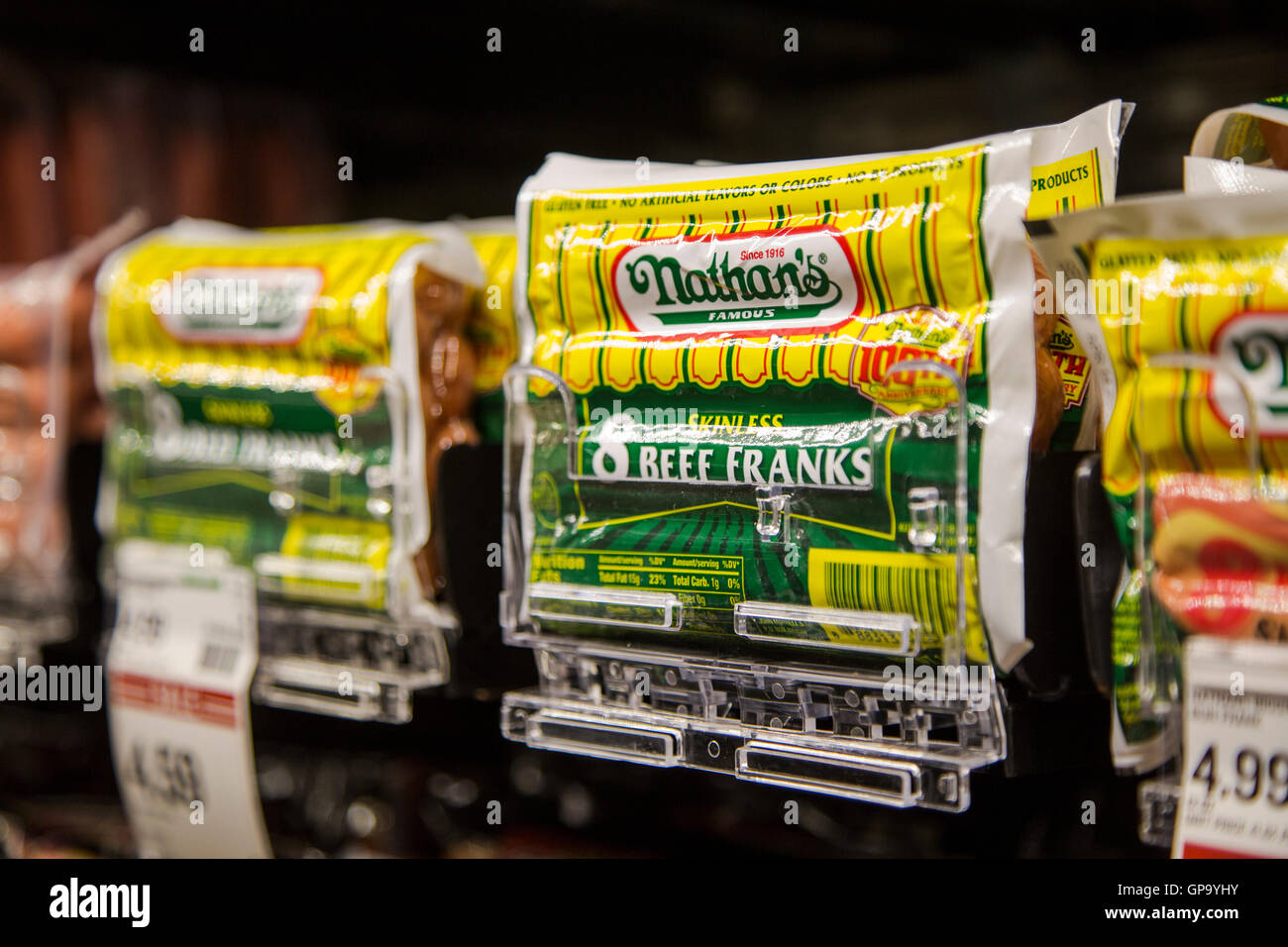 Pakete von Nathans berühmten Markennamen hots Hunde in einem Lebensmittelgeschäft Stockfoto