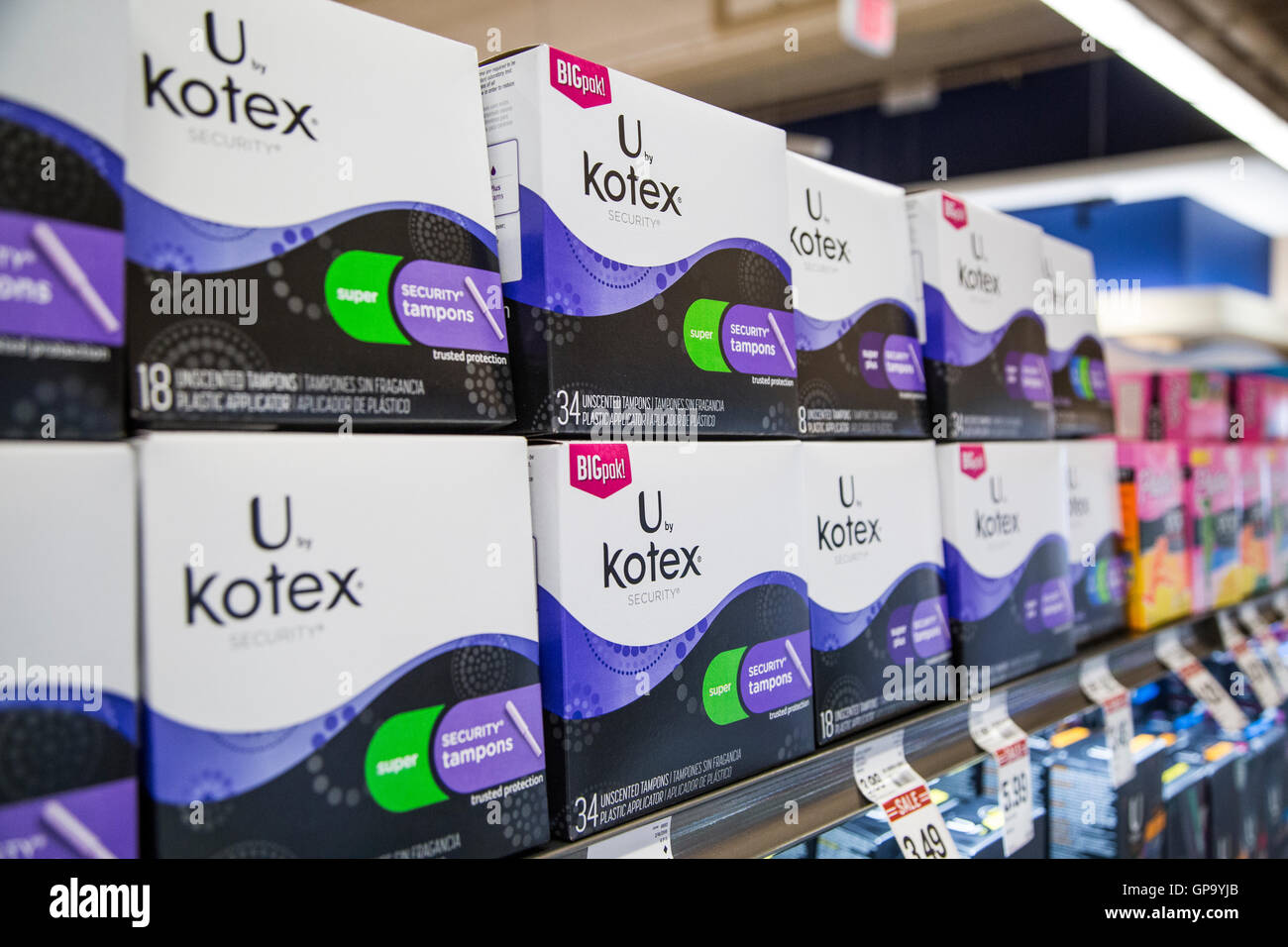 Stapel von Kotex Marke Tampons auf einem Regal in einer Apotheke Stockfoto