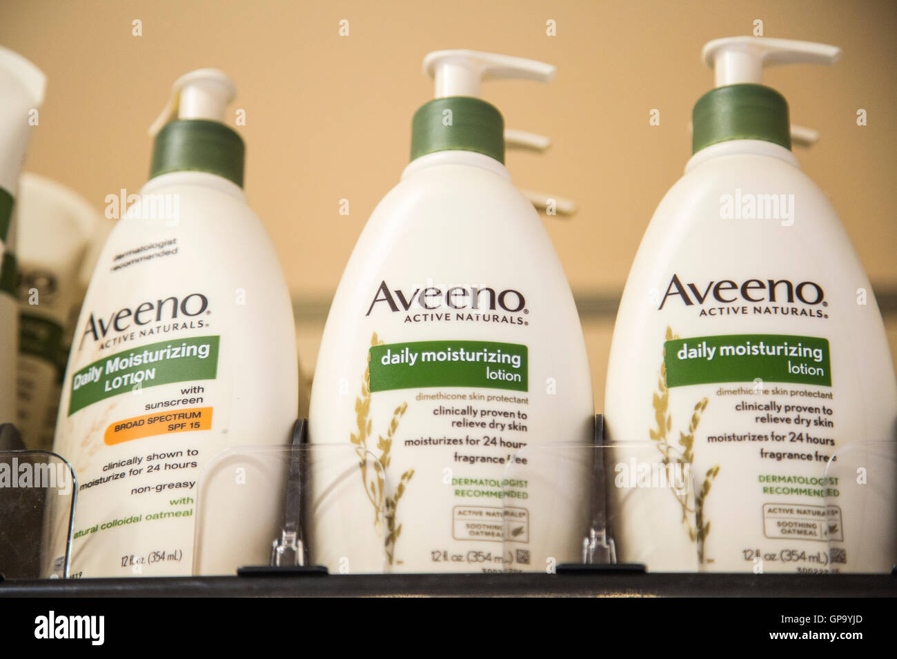 Flaschen Aveeno Marke Lotion im Regal einer Drogerie Stockfoto