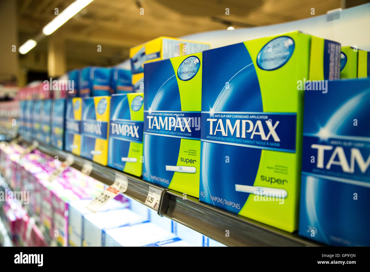 Damenhygiene-Produkte auf einem Regal in einem Geschäft Stockfoto