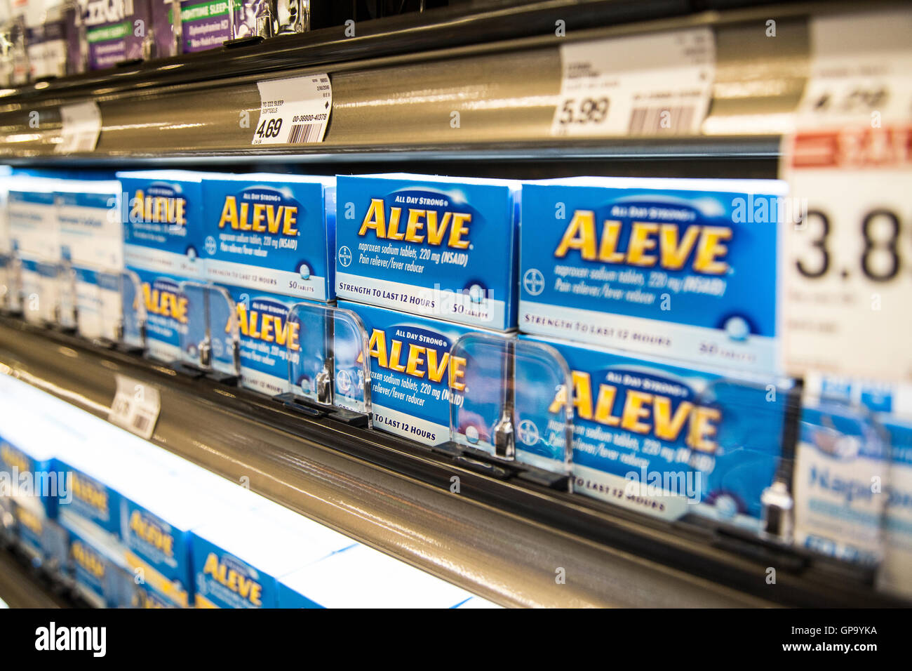 Über den Counter Schmerzmittel Aleve auf einem Regal in einer Apotheke Stockfoto