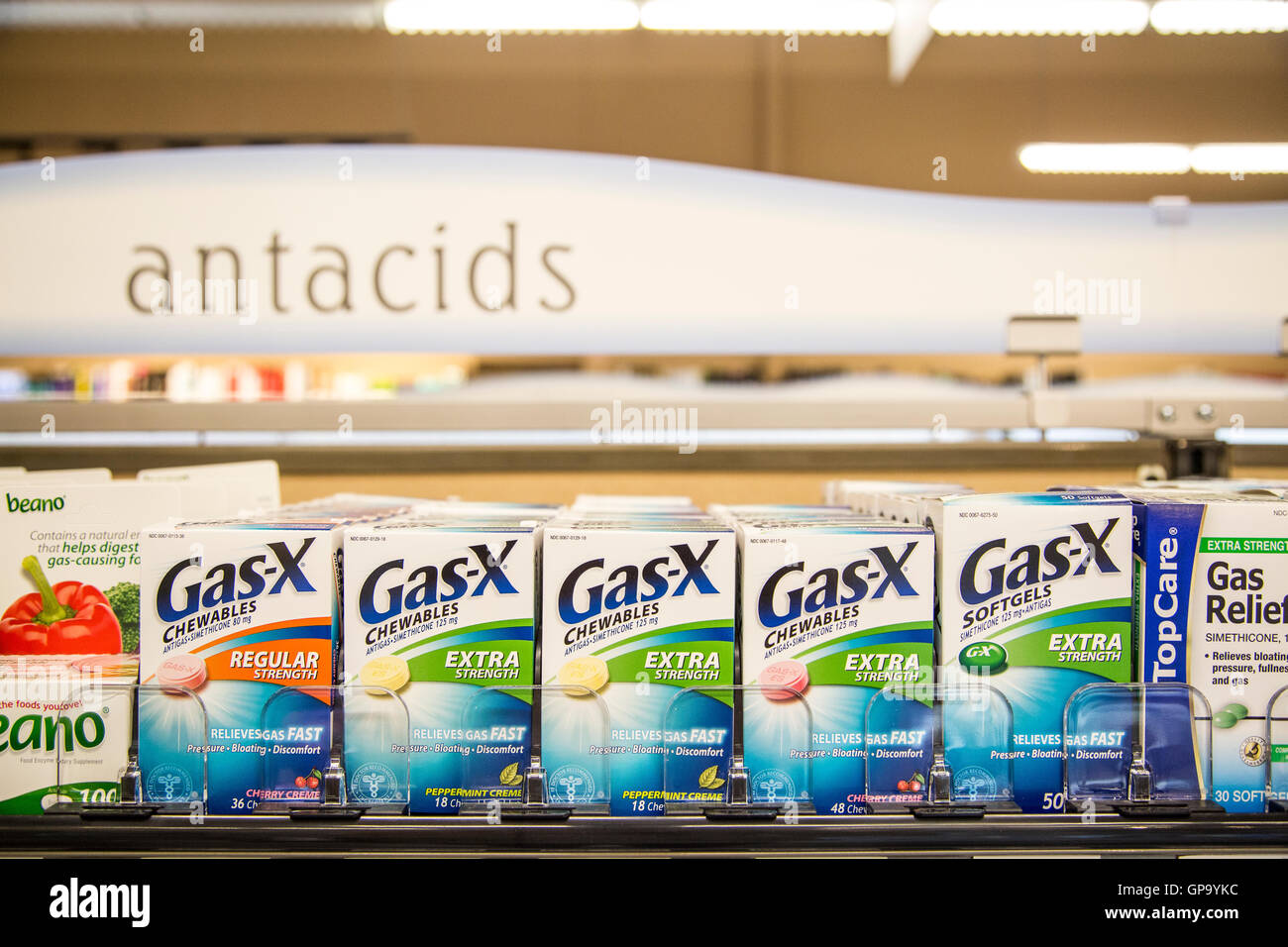 Gas-X Antacidum Produkte auf einem Regal in einer Apotheke Stockfoto