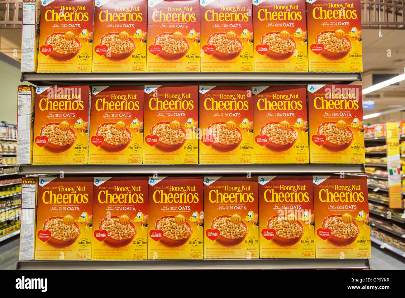 Boxen von General Mills Honig-Nuß Cheerios Cerealien auf dem Display an, in den Supermarkt-Regalen Stockfoto
